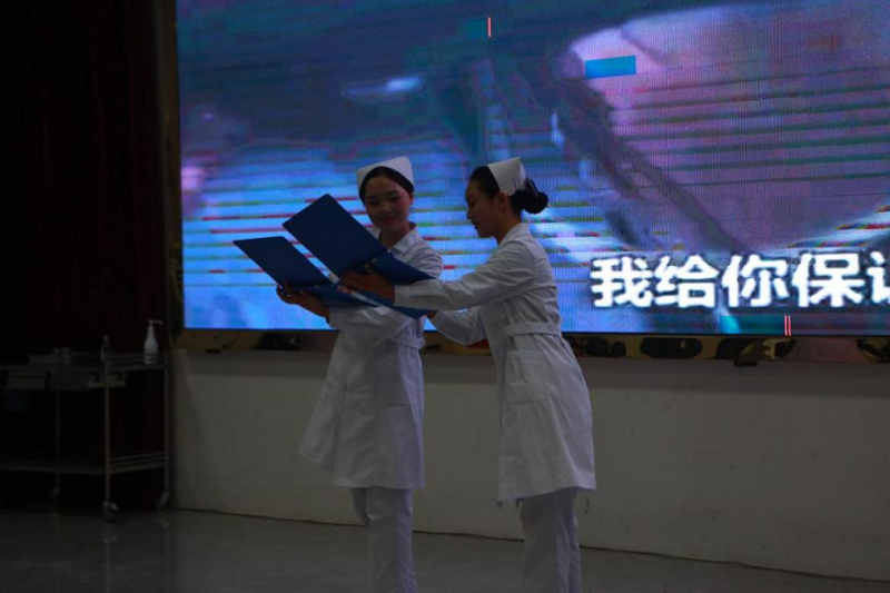以礼仪风采 塑天使情怀 ---mk体育(中国)官方网站成功举办第一届护理礼仪大赛(图3) 以礼仪风采 塑天使情怀 ---mk体育(中国)官方网站成功举办第一届护理礼仪大赛(图3)