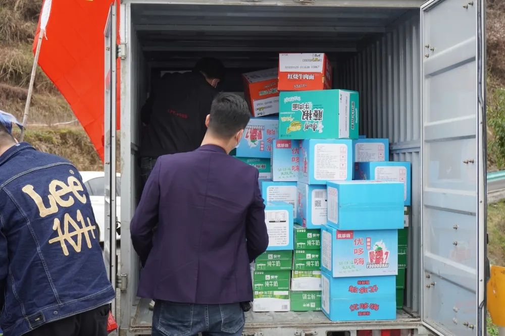 mk体育(中国)官方网站下乡慰问疫情防控人员(图1) mk体育(中国)官方网站下乡慰问疫情防控人员(图1)