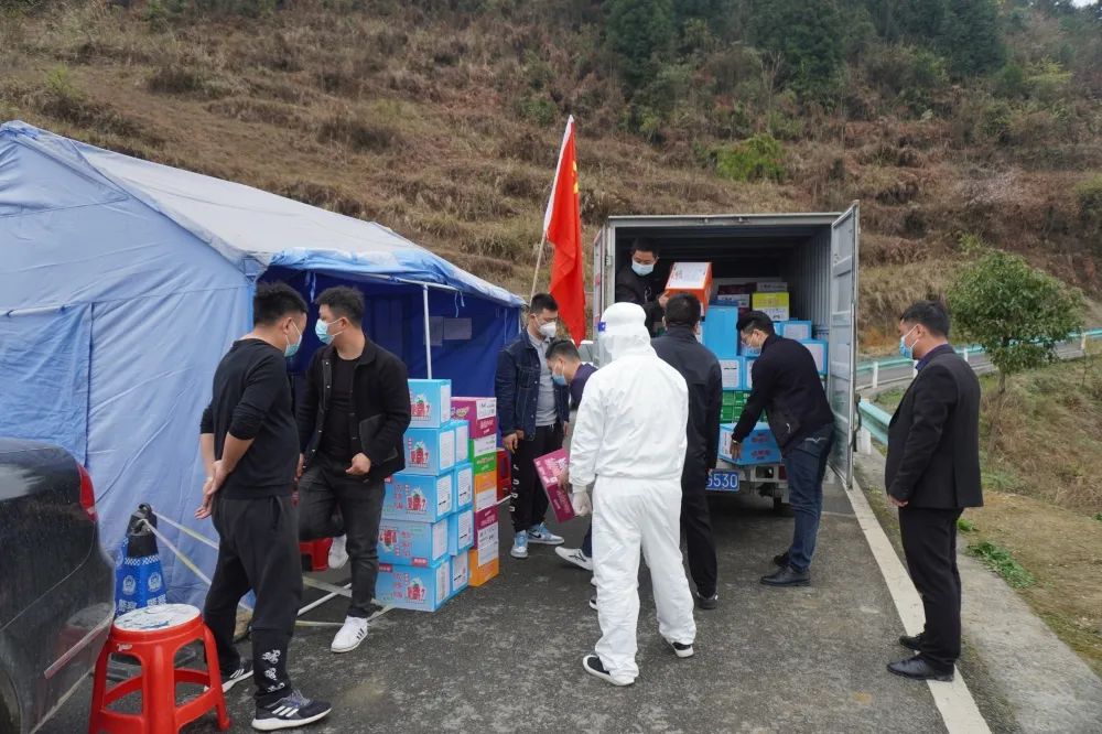 mk体育(中国)官方网站下乡慰问疫情防控人员(图2) mk体育(中国)官方网站下乡慰问疫情防控人员(图2)