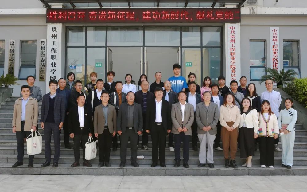 历史文化散文《岭南读碑记》新书研讨会在mk体育(中国)官方网站举行(图5) 历史文化散文《岭南读碑记》新书研讨会在mk体育(中国)官方网站举行(图5)