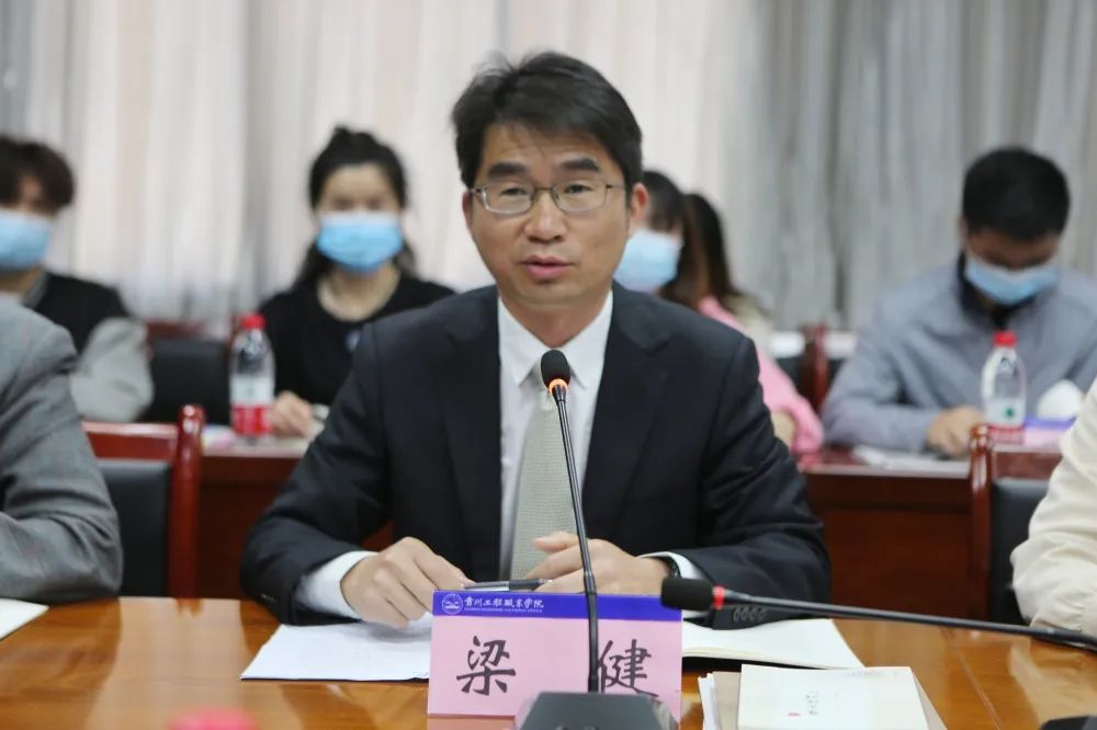 历史文化散文《岭南读碑记》新书研讨会在mk体育(中国)官方网站举行(图2) 历史文化散文《岭南读碑记》新书研讨会在mk体育(中国)官方网站举行(图2)