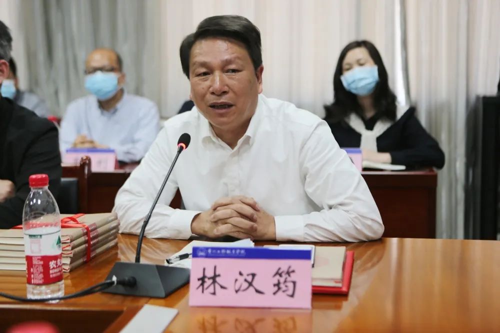 历史文化散文《岭南读碑记》新书研讨会在mk体育(中国)官方网站举行(图4) 历史文化散文《岭南读碑记》新书研讨会在mk体育(中国)官方网站举行(图4)