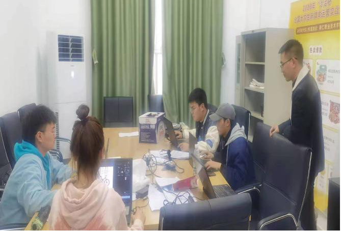 我院与铜仁职业技术学院 开展校校联动升级技能竞赛现场交流活动(图3) 我院与铜仁职业技术学院 开展校校联动升级技能竞赛现场交流活动(图3)