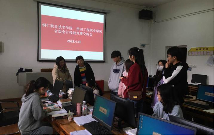 我院与铜仁职业技术学院 开展校校联动升级技能竞赛现场交流活动(图4) 我院与铜仁职业技术学院 开展校校联动升级技能竞赛现场交流活动(图4)