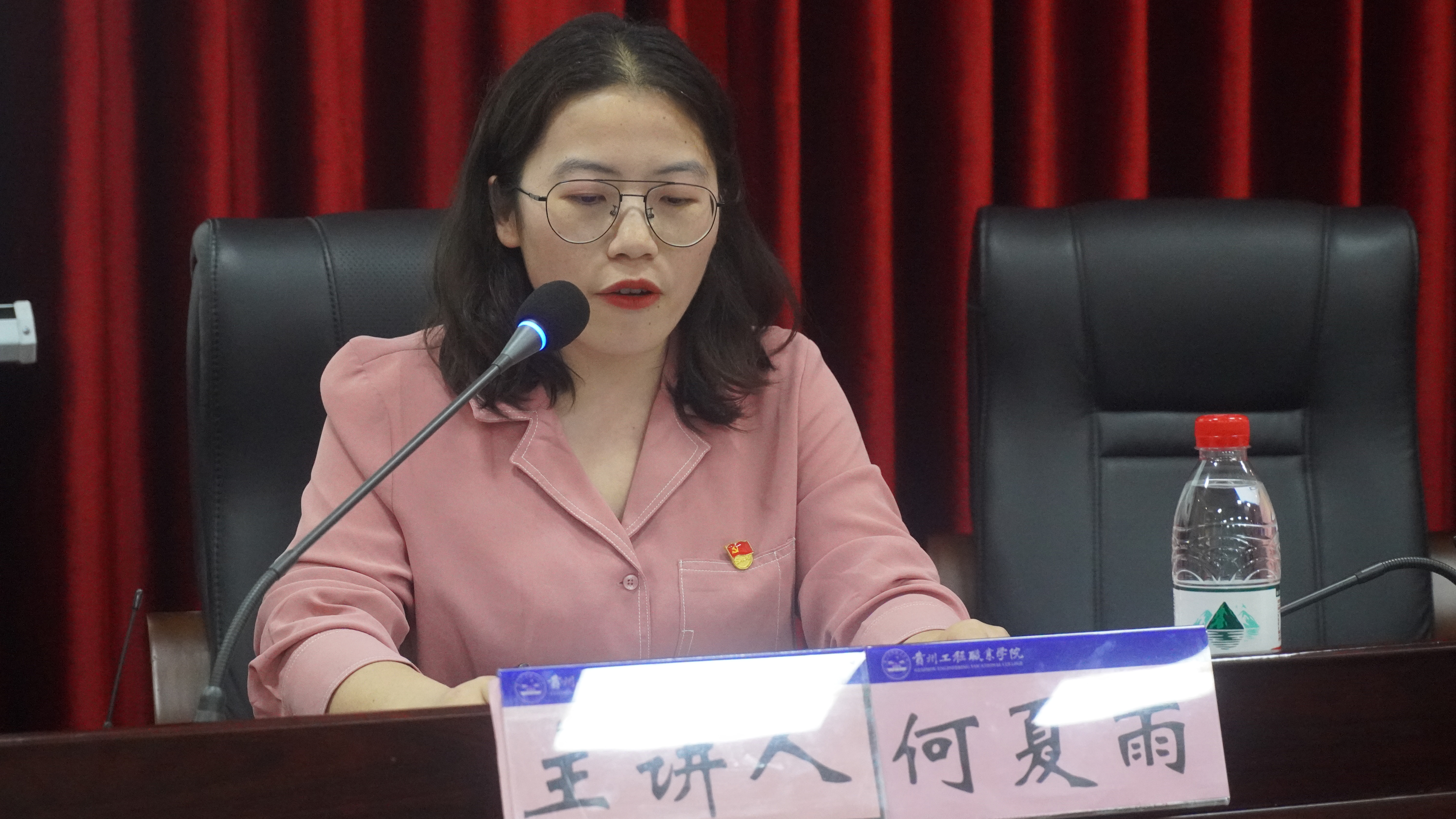 规范党员发展工作,提高党员发展质量——现代服务与管理学院党总支书记何夏雨为学校基层党务工作者授课(图2) 规范党员发展工作,提高党员发展质量——现代服务与管理学院党总支书记何夏雨为学校基层党务工作者授课(图2)