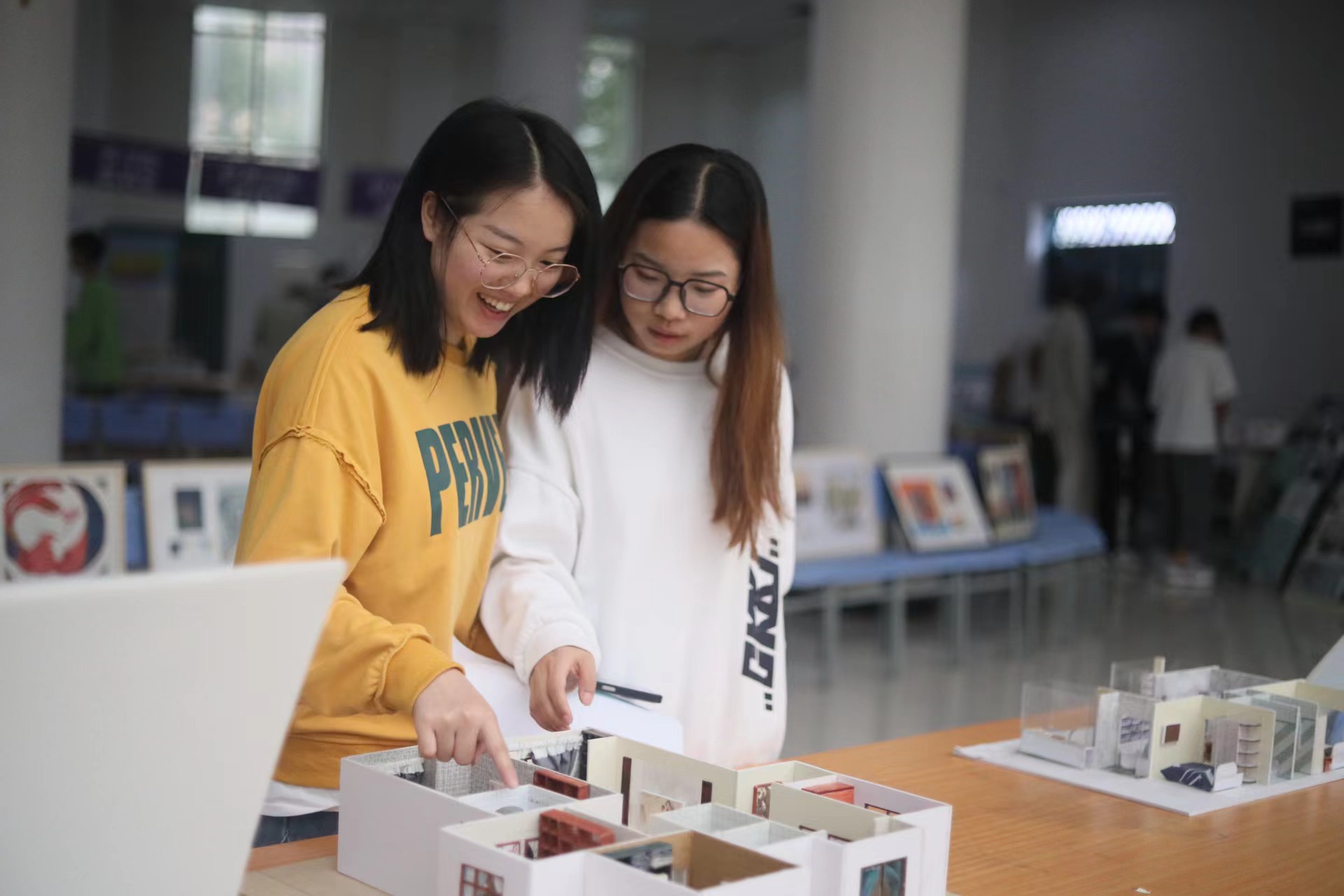 职教结硕果,生活更美好!建筑工程学院开展 “职业教育活动周暨2019级毕业生毕业设计作品展活动”(图1) 职教结硕果,生活更美好!建筑工程学院开展 “职业教育活动周暨2019级毕业生毕业设计作品展活动”(图1)