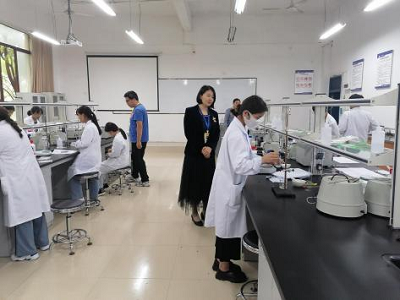 打造技能精英,彰显职教魅力 药学院开展职业技能鉴定(图3) 打造技能精英,彰显职教魅力 药学院开展职业技能鉴定(图3)
