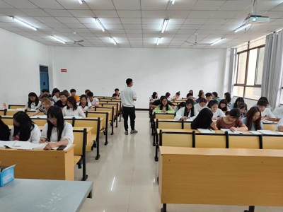 青春正当时,专业促发展——药学院2022级新生专业介绍会顺利召开(图2) 青春正当时,专业促发展——药学院2022级新生专业介绍会顺利召开(图2)