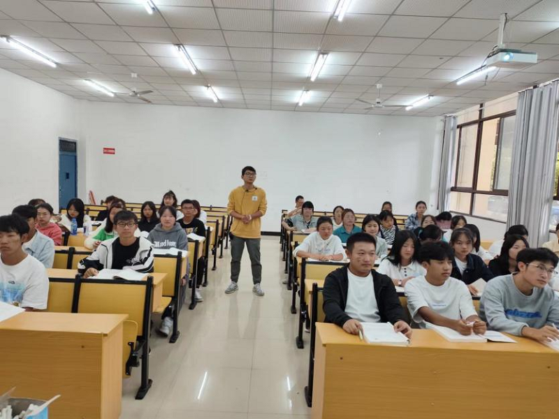 青春正当时,专业促发展——药学院2022级新生专业介绍会顺利召开(图4) 青春正当时,专业促发展——药学院2022级新生专业介绍会顺利召开(图4)