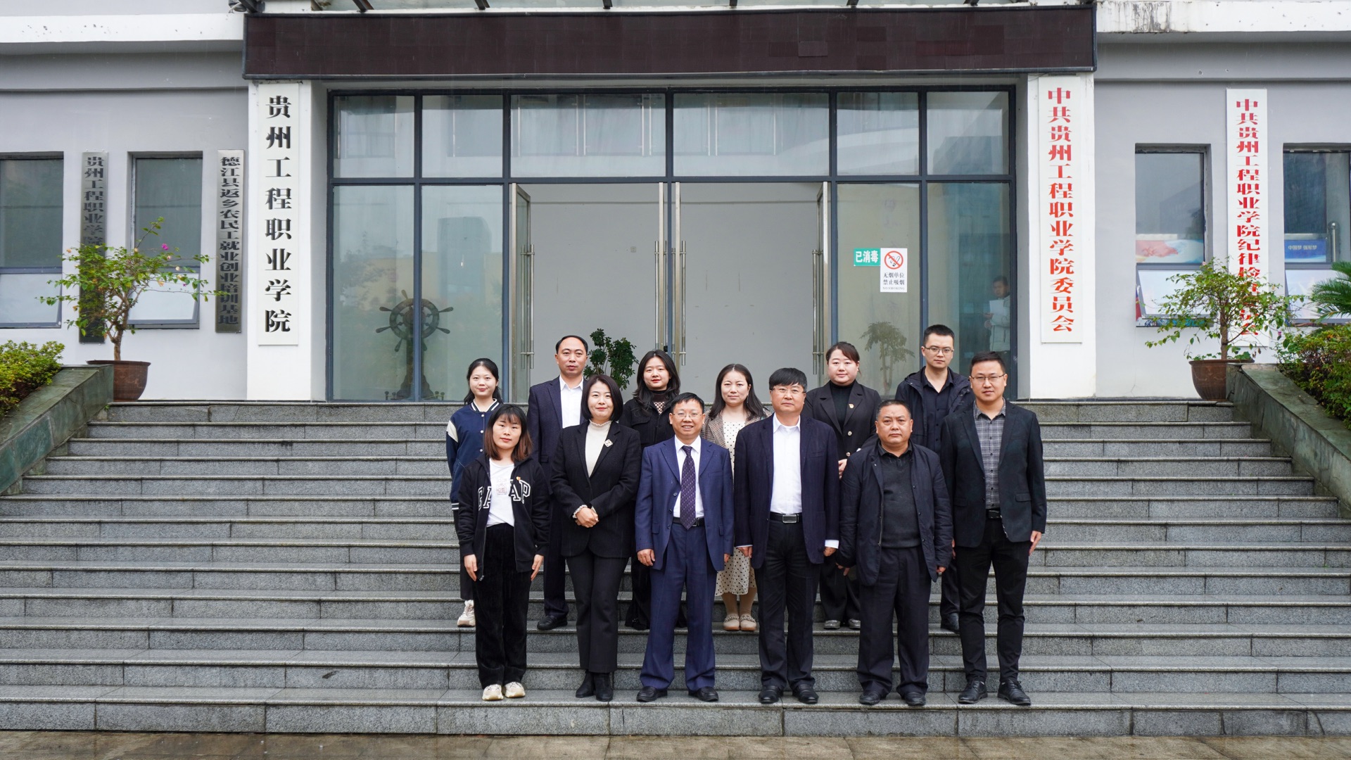 抓好理论武装,加强阵地建设(图2) 抓好理论武装,加强阵地建设(图2)