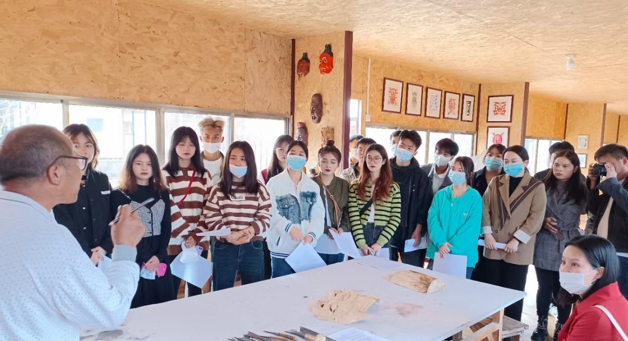 走进名家工作室 感受傩戏神韵 —现代服务与管理学院旅游管理专业研学活动 (图2) 走进名家工作室 感受傩戏神韵 —现代服务与管理学院旅游管理专业研学活动 (图2)
