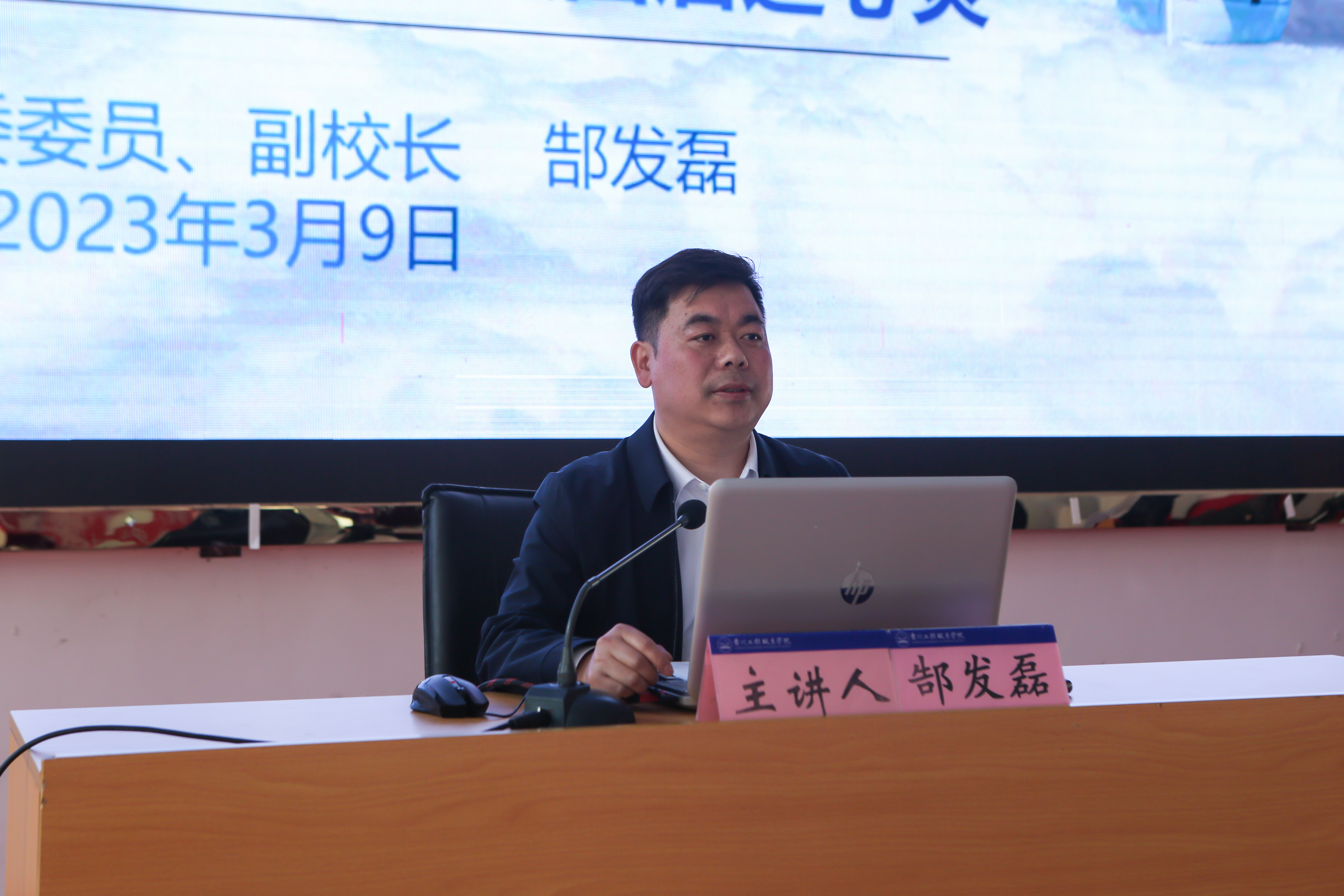 开学第一课丨朗朗书声催人奋进 贵工校园启迪心灵(图2) 开学第一课丨朗朗书声催人奋进 贵工校园启迪心灵(图2)