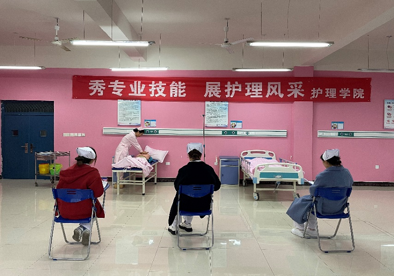 创新协同·奋竞于春-mk体育(中国)官方网站第六届护理技能大赛圆满举办(图6) 创新协同·奋竞于春-mk体育(中国)官方网站第六届护理技能大赛圆满举办(图6)
