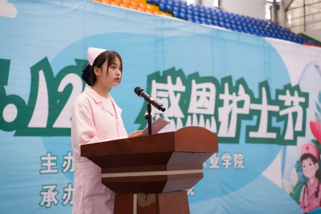 我校举行“5·12”国际护士节活动暨授帽仪式(图4) 我校举行“5·12”国际护士节活动暨授帽仪式(图4)