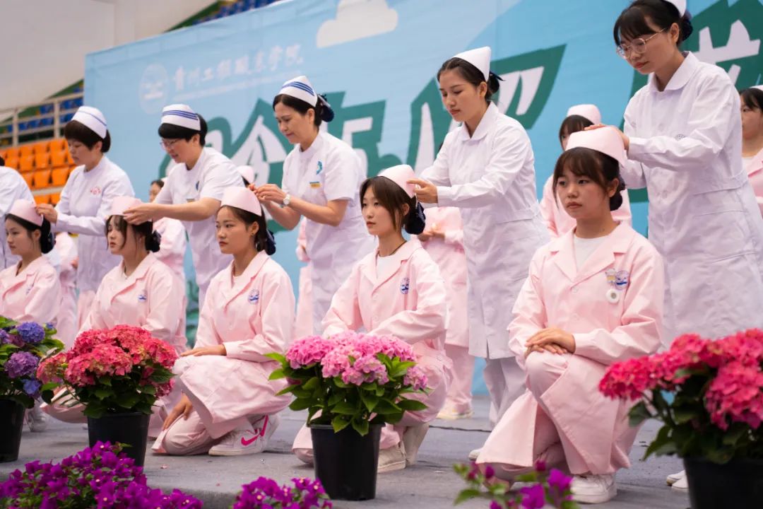 我校举行“5·12”国际护士节活动暨授帽仪式(图6) 我校举行“5·12”国际护士节活动暨授帽仪式(图6)