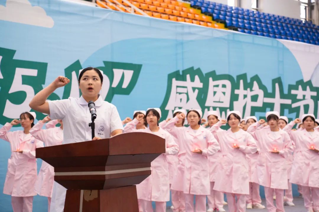 我校举行“5·12”国际护士节活动暨授帽仪式(图7) 我校举行“5·12”国际护士节活动暨授帽仪式(图7)