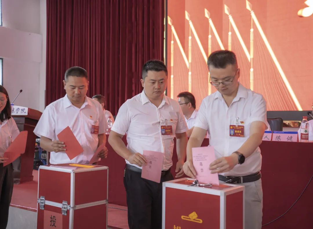 中国共产党mk体育(中国)官方网站召开第二次党员大会(图7) 中国共产党mk体育(中国)官方网站召开第二次党员大会(图7)