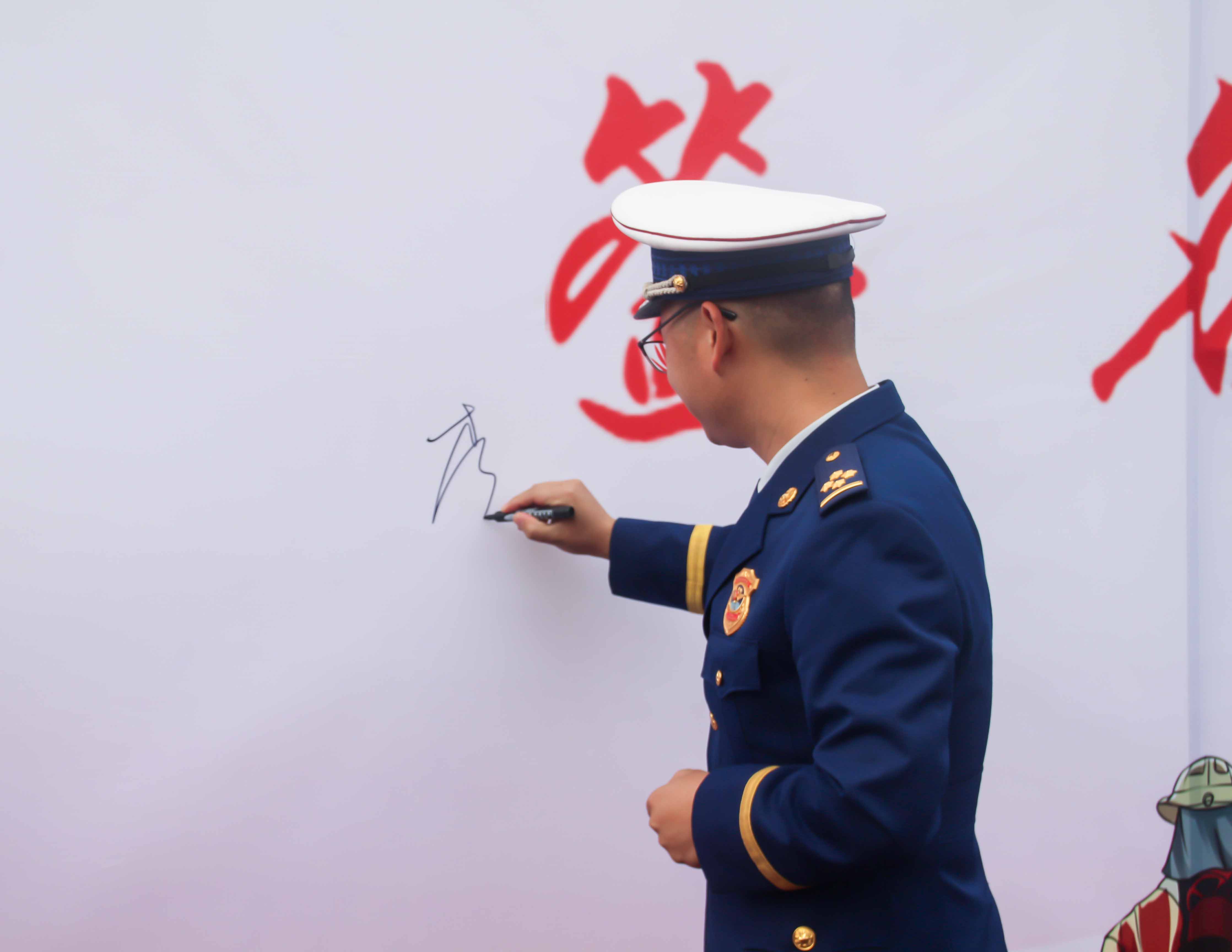 2023年德江县消防宣传月活动启动仪式暨第二届大学生消防技能运动会在mk体育(中国)官方网站举行(图8) 2023年德江县消防宣传月活动启动仪式暨第二届大学生消防技能运动会在mk体育(中国)官方网站举行(图8)