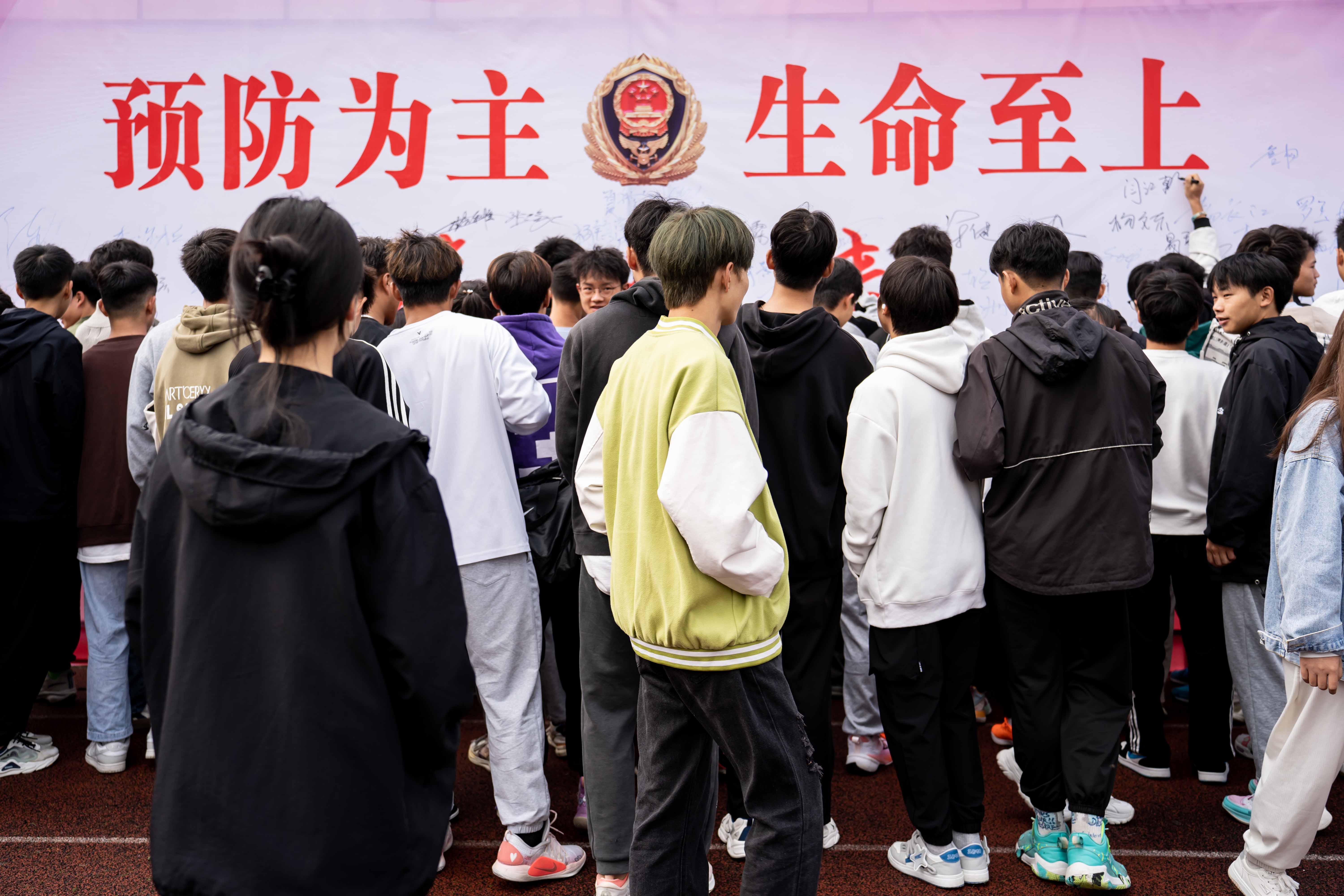2023年德江县消防宣传月活动启动仪式暨第二届大学生消防技能运动会在mk体育(中国)官方网站举行(图9) 2023年德江县消防宣传月活动启动仪式暨第二届大学生消防技能运动会在mk体育(中国)官方网站举行(图9)