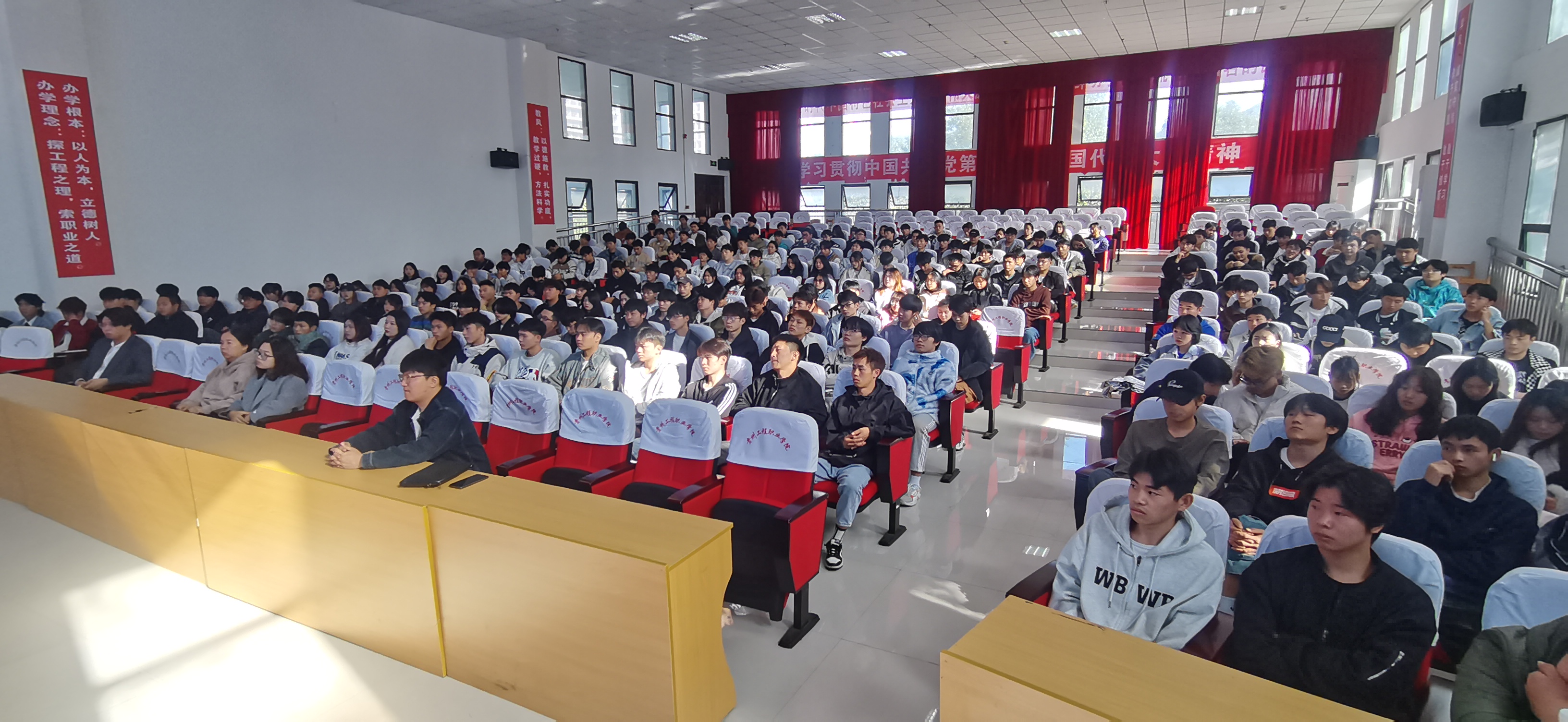 装备制造与信息技术学院 开展“砥砺前行 共赢未来”专题讲座(图2) 装备制造与信息技术学院 开展“砥砺前行 共赢未来”专题讲座(图2)