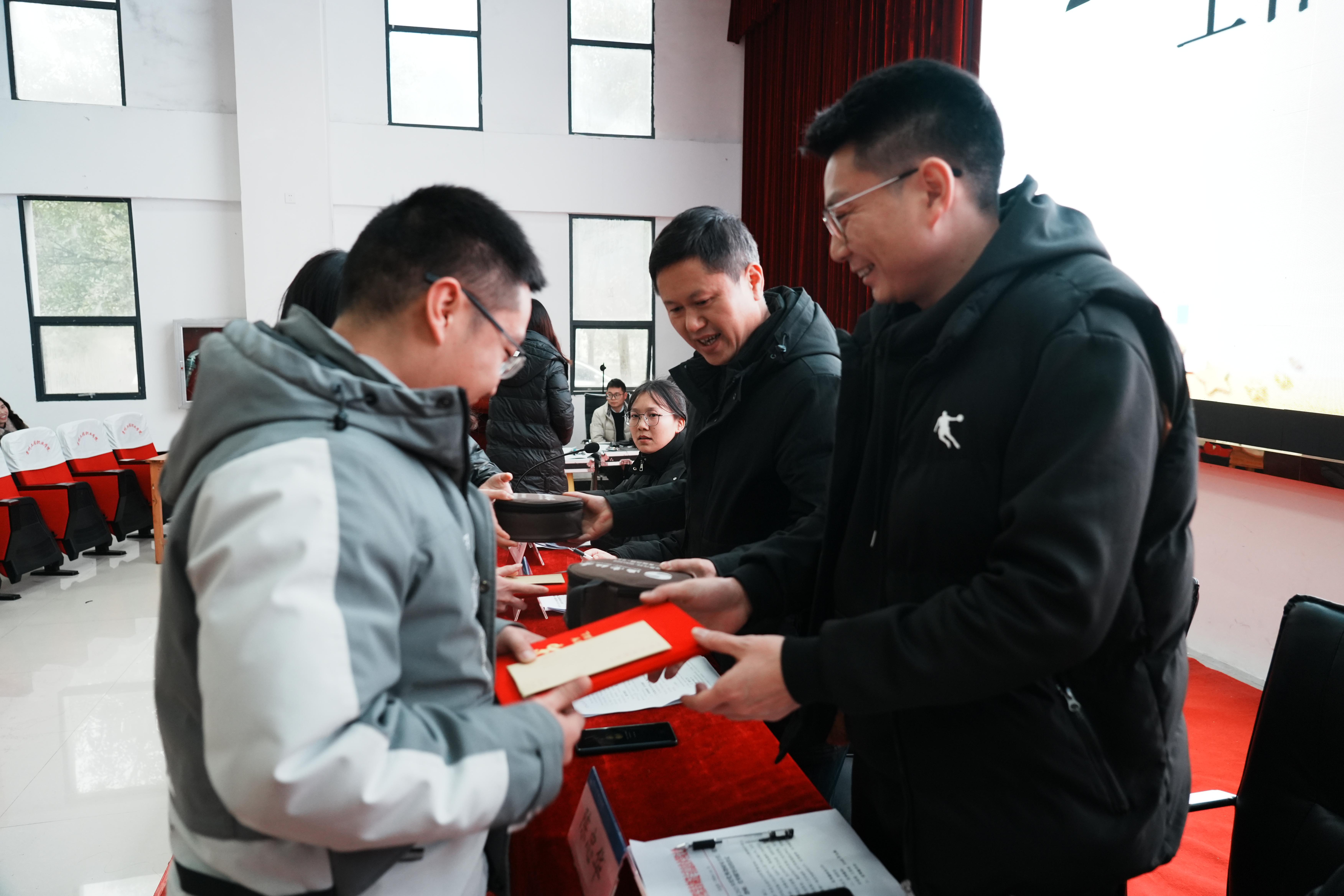 装备制造与信息技术学院举行2023-2024年第一学期期末工作总结暨表彰大会(图15) 装备制造与信息技术学院举行2023-2024年第一学期期末工作总结暨表彰大会(图15)