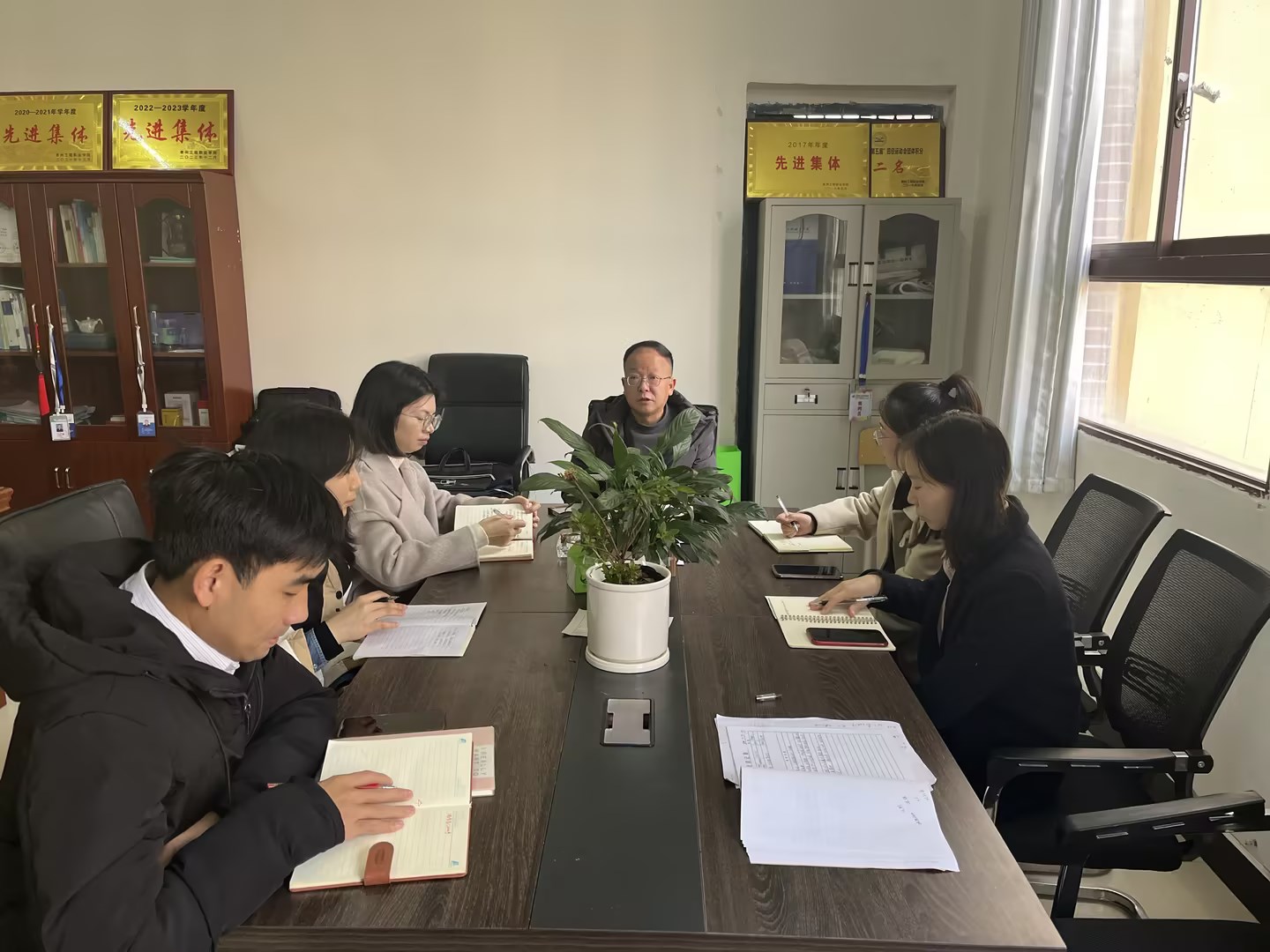 步伐坚实出业绩 行稳致远绘新篇 —现代服务与管理学院召开2023-2024学年第一学期工作总结暨第二学期工作部署会议(图1) 步伐坚实出业绩 行稳致远绘新篇 —现代服务与管理学院召开2023-2024学年第一学期工作总结暨第二学期工作部署会议(图1)