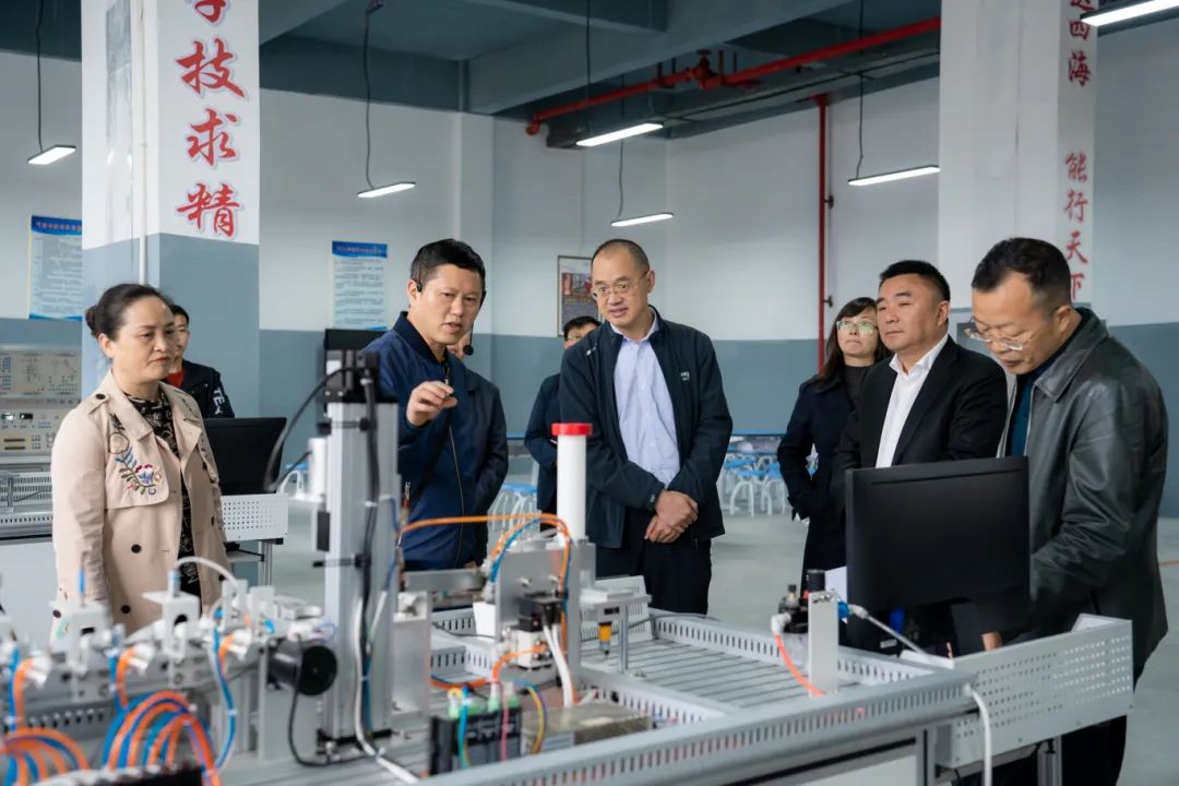 铜仁市人大教科文卫委主任委员郭德强一行到mk体育(中国)官方网站调研(图2) 铜仁市人大教科文卫委主任委员郭德强一行到mk体育(中国)官方网站调研(图2)
