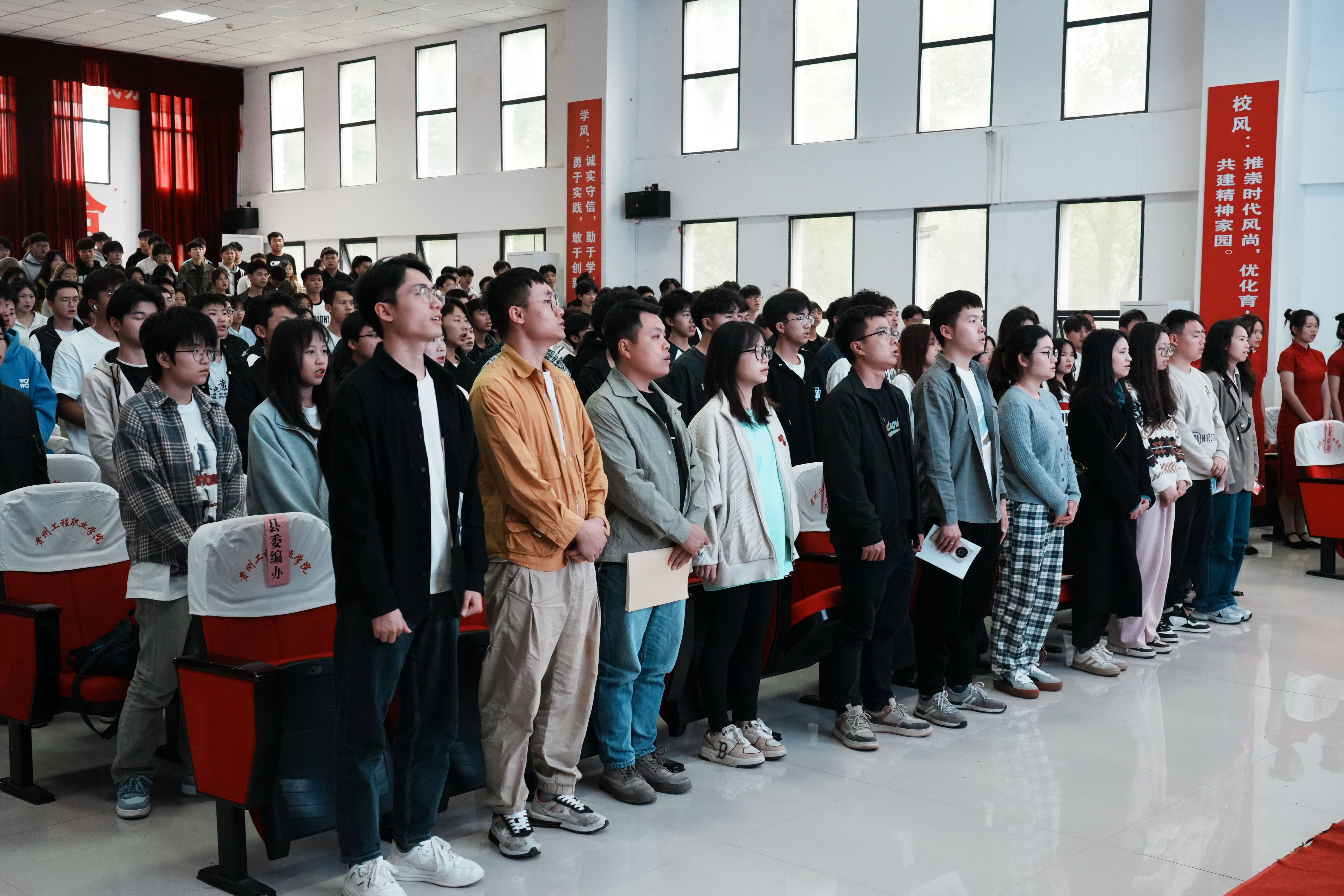 装备制造与信息技术学院举行“匠心筑梦、职创未来”表彰大会(图7) 装备制造与信息技术学院举行“匠心筑梦、职创未来”表彰大会(图7)