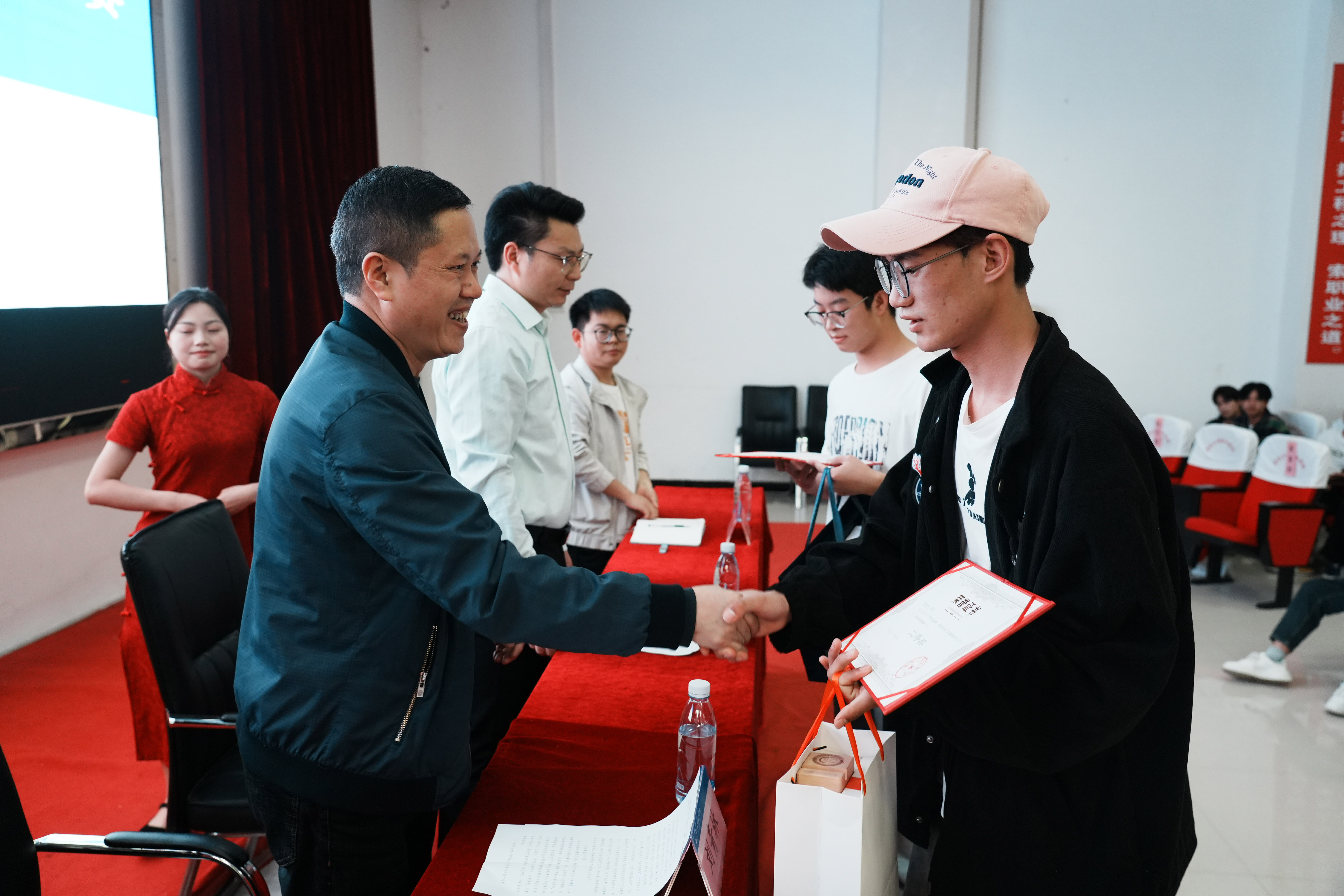装备制造与信息技术学院举行“匠心筑梦、职创未来”表彰大会(图9) 装备制造与信息技术学院举行“匠心筑梦、职创未来”表彰大会(图9)