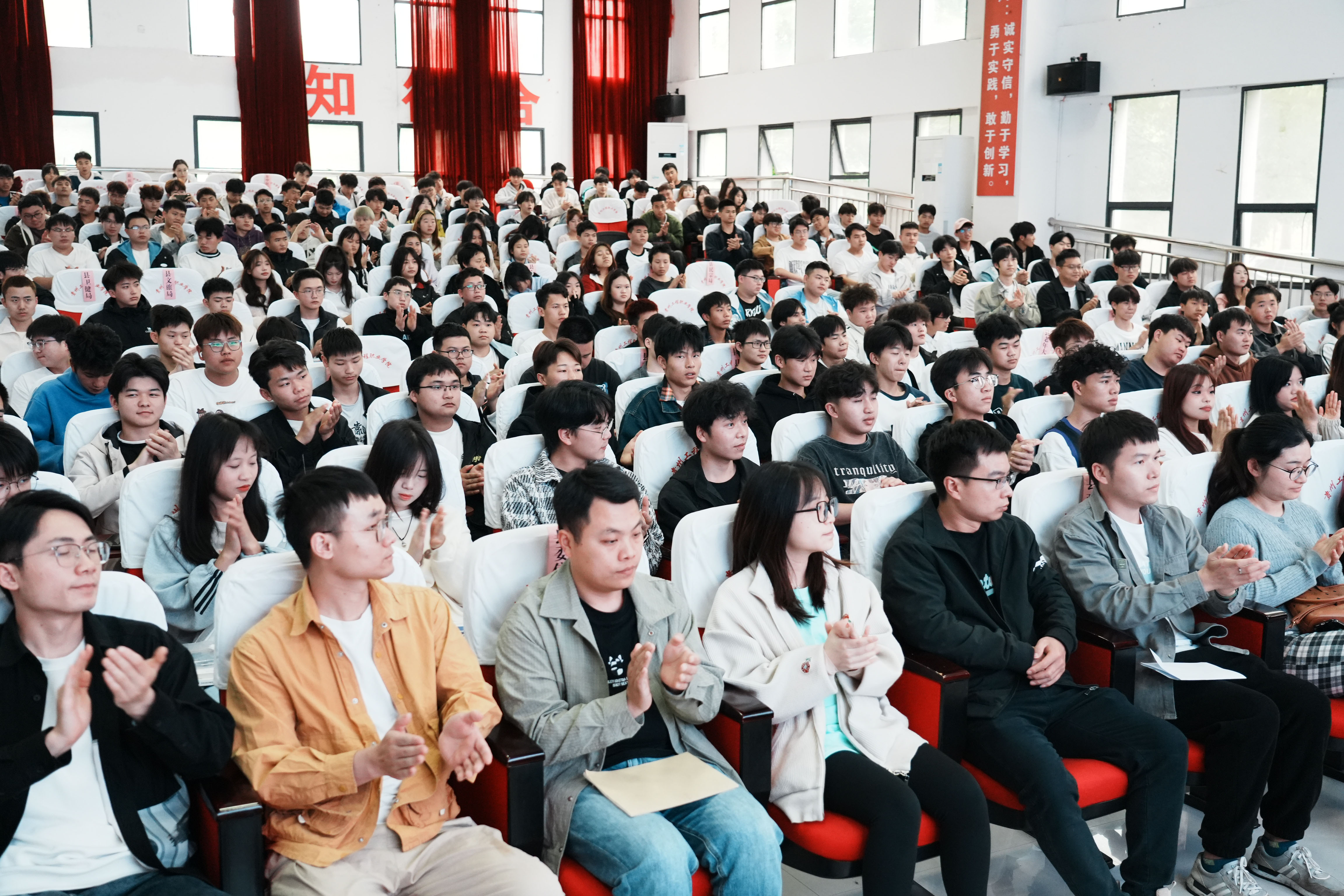 装备制造与信息技术学院举行“匠心筑梦、职创未来”表彰大会(图17) 装备制造与信息技术学院举行“匠心筑梦、职创未来”表彰大会(图17)