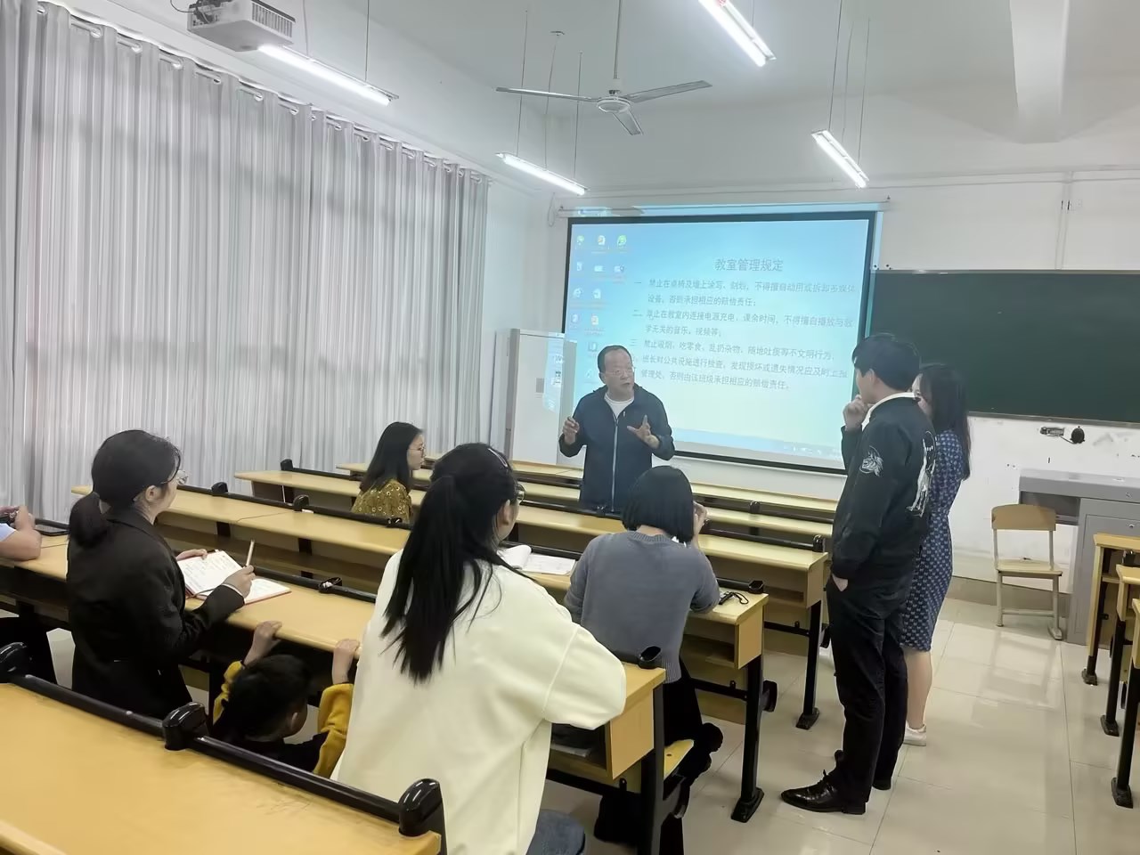 现代服务与管理学院2024级专业mk体育(中国)官方网站方案论证会(图3) 现代服务与管理学院2024级专业mk体育(中国)官方网站方案论证会(图3)