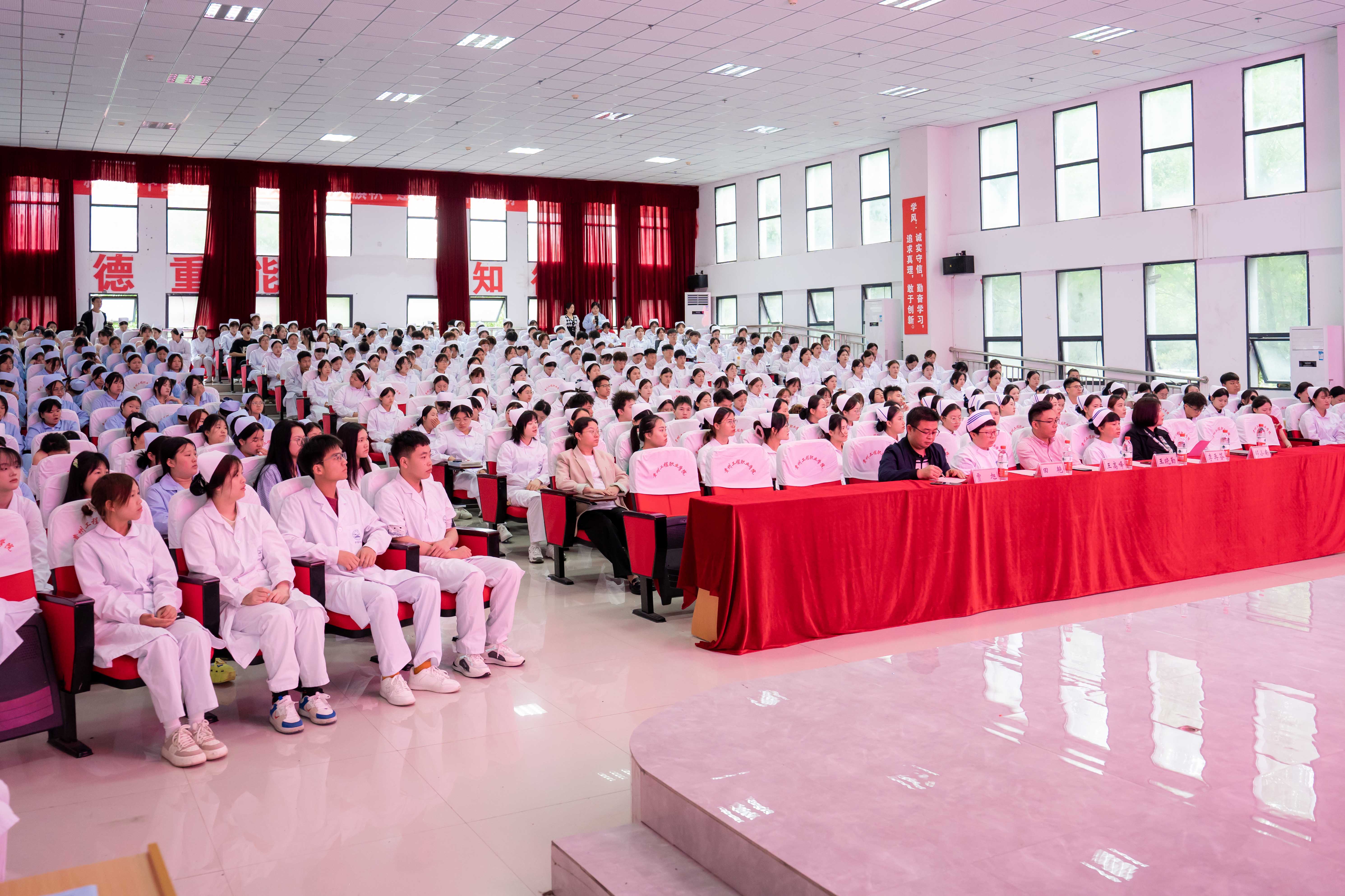 护佑健康,逐梦前行——mk体育(中国)官方网站成功举办5·12国际护士节活动暨授帽仪式(图1) 护佑健康,逐梦前行——mk体育(中国)官方网站成功举办5·12国际护士节活动暨授帽仪式(图1)
