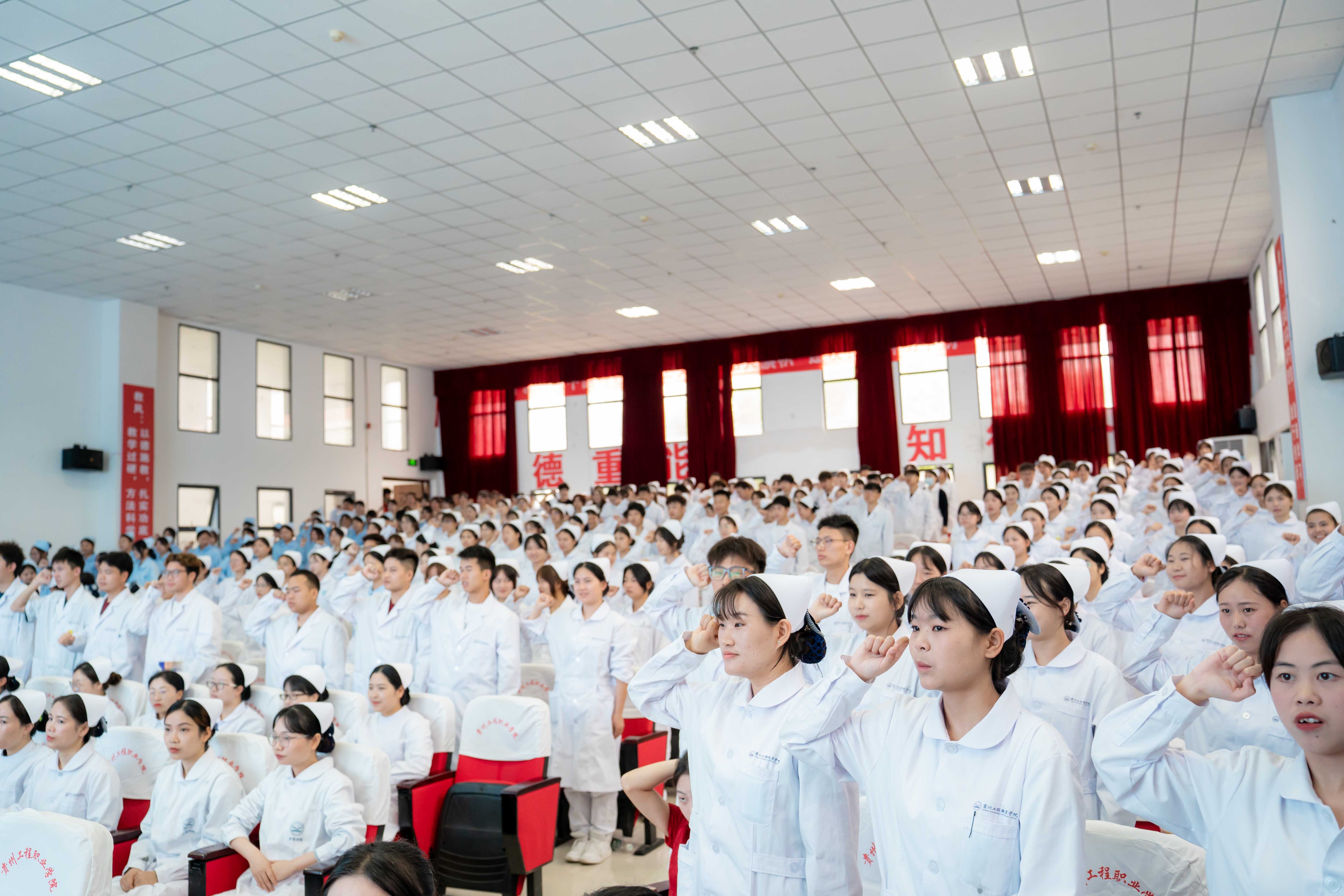 护佑健康,逐梦前行——mk体育(中国)官方网站成功举办5·12国际护士节活动暨授帽仪式(图6) 护佑健康,逐梦前行——mk体育(中国)官方网站成功举办5·12国际护士节活动暨授帽仪式(图6)
