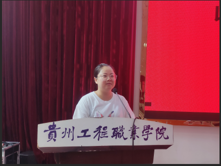 以梦为马•青春奋斗不息——药学院成功举办2024级新生专业介绍会(图4) 以梦为马•青春奋斗不息——药学院成功举办2024级新生专业介绍会(图4)