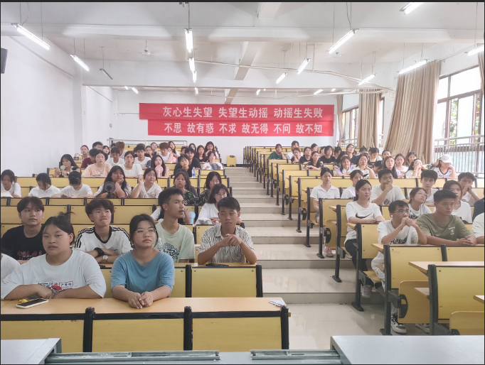 以梦为马•青春奋斗不息——药学院成功举办2024级新生专业介绍会(图6) 以梦为马•青春奋斗不息——药学院成功举办2024级新生专业介绍会(图6)