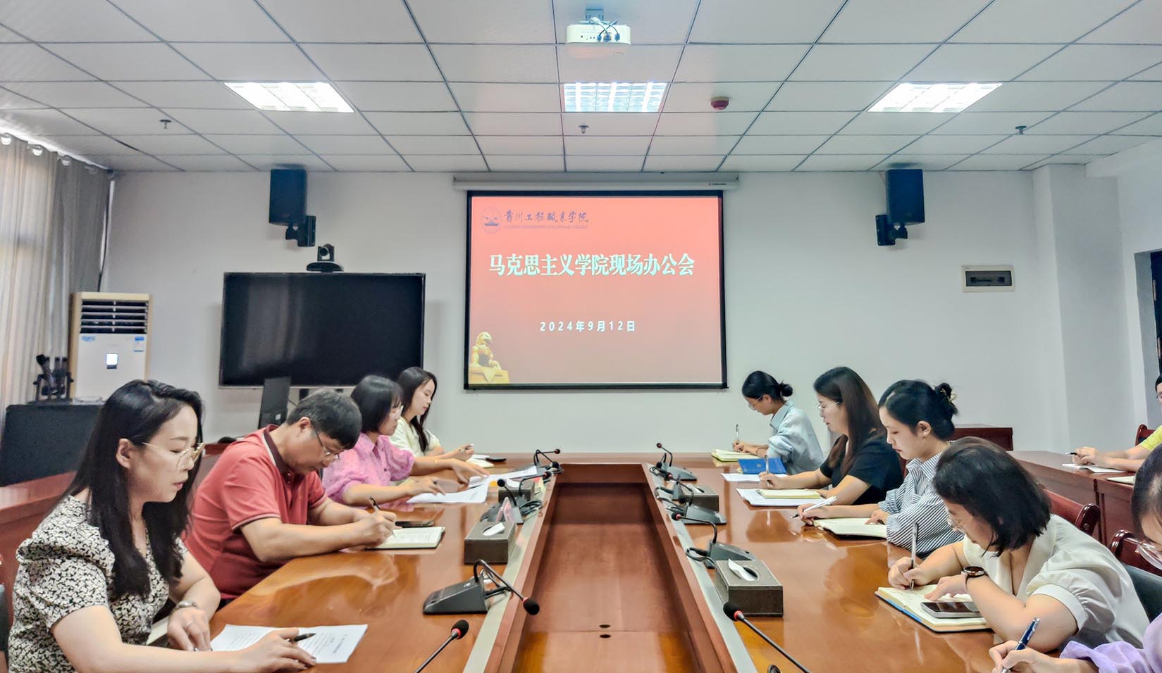 mk体育(中国)官方网站党委书记陈健同志到 马克思主义学院召开现场指导办公会(图1) mk体育(中国)官方网站党委书记陈健同志到 马克思主义学院召开现场指导办公会(图1)
