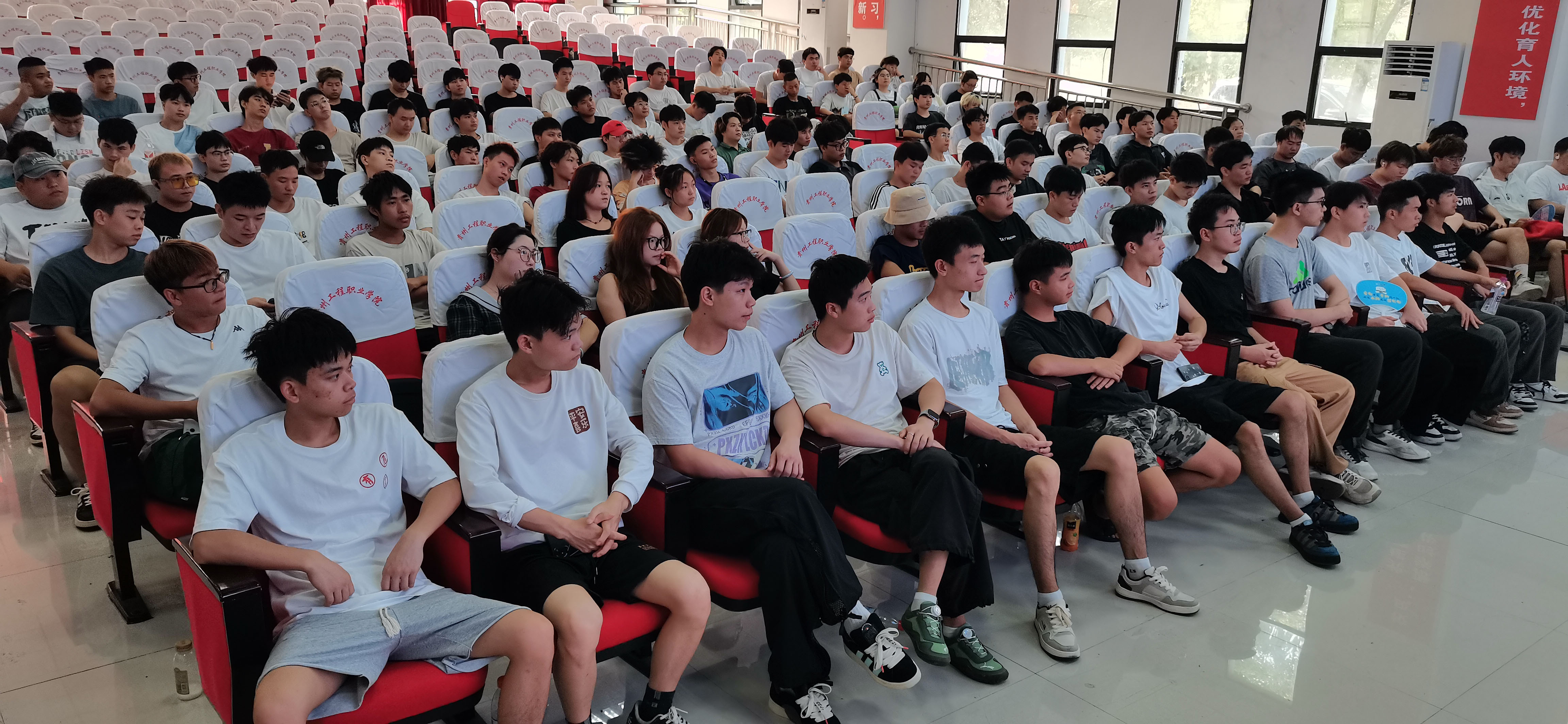 四家企业齐聚装备制造与信息技术学院 共推学生岗位实习与就业新机遇(图6) 四家企业齐聚装备制造与信息技术学院 共推学生岗位实习与就业新机遇(图6)