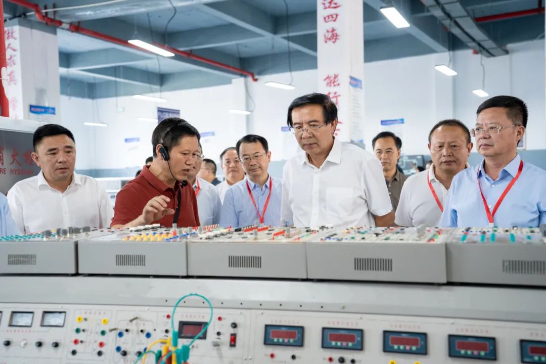 省十四届人大铜仁代表团代表到mk体育(中国)官方网站集中视察调研(图1) 省十四届人大铜仁代表团代表到mk体育(中国)官方网站集中视察调研(图1)