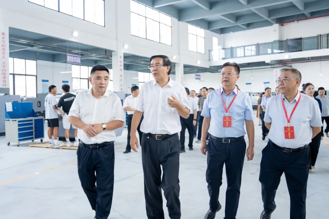 省十四届人大铜仁代表团代表到mk体育(中国)官方网站集中视察调研(图2) 省十四届人大铜仁代表团代表到mk体育(中国)官方网站集中视察调研(图2)