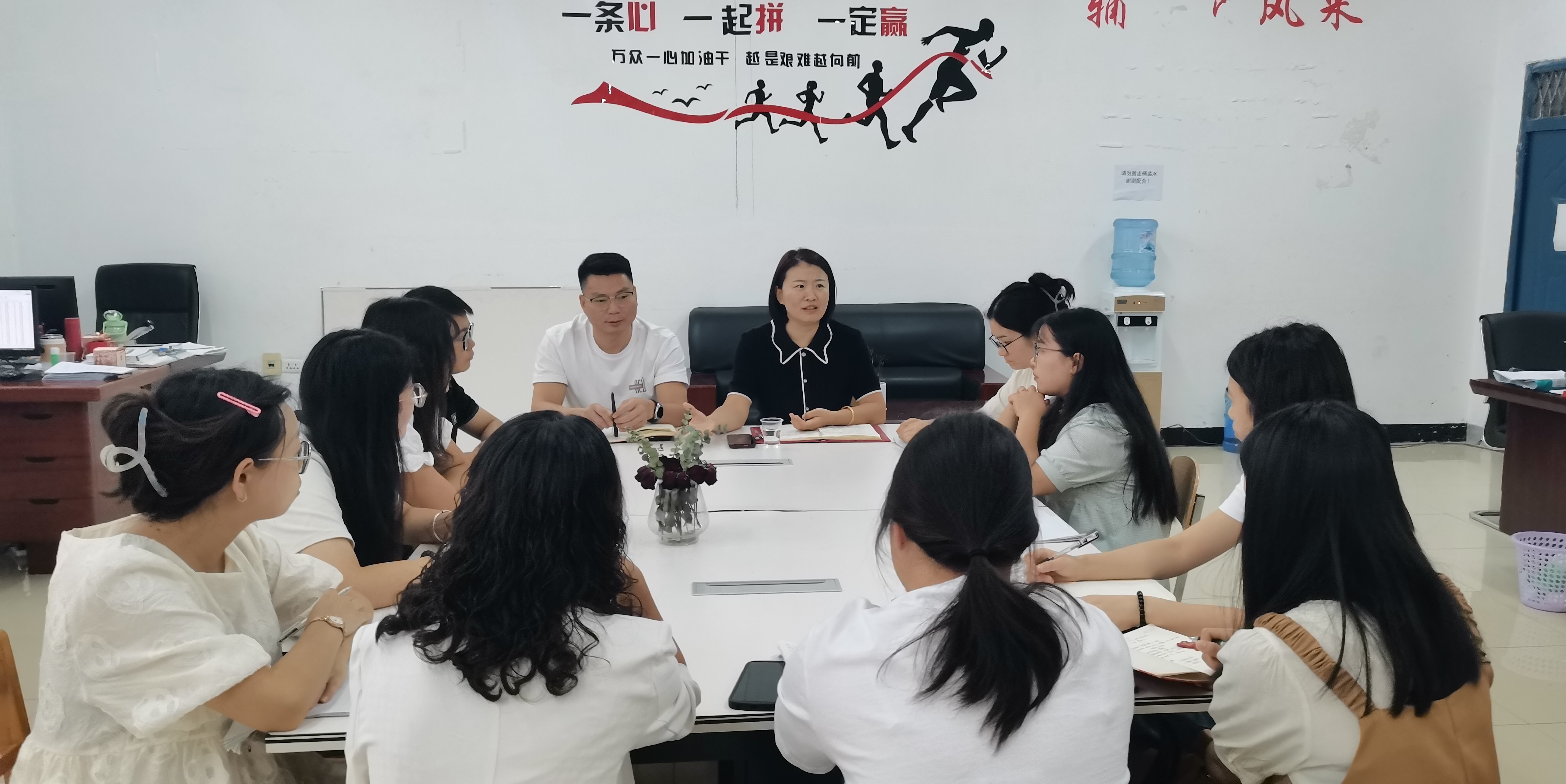 装备制造与信息技术学院院长邹小南调研学生科工作(图1) 装备制造与信息技术学院院长邹小南调研学生科工作(图1)