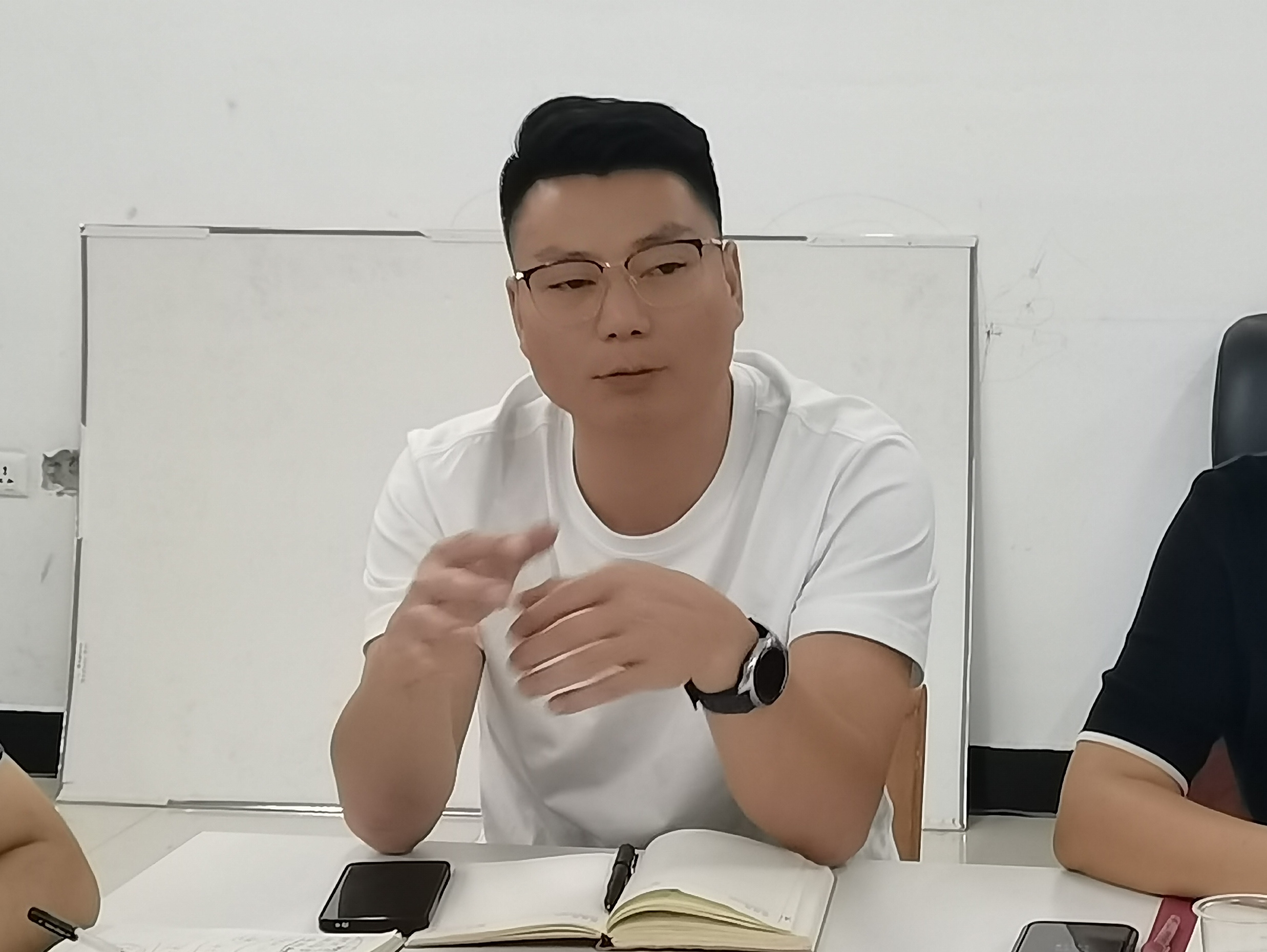 装备制造与信息技术学院院长邹小南调研学生科工作(图2) 装备制造与信息技术学院院长邹小南调研学生科工作(图2)