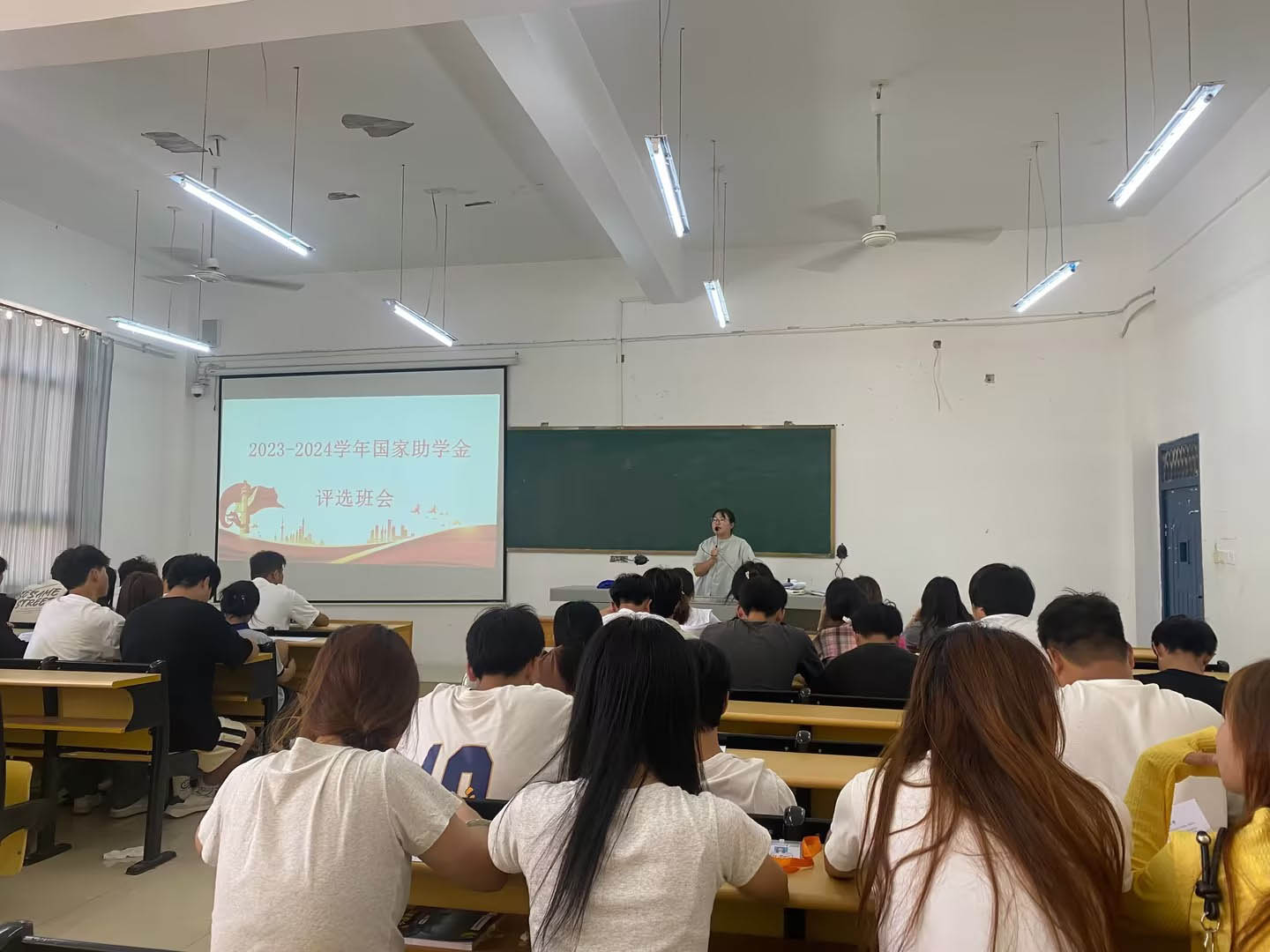 装备制造与信息技术学院开展国家助学金宣传评选班会(图2) 装备制造与信息技术学院开展国家助学金宣传评选班会(图2)