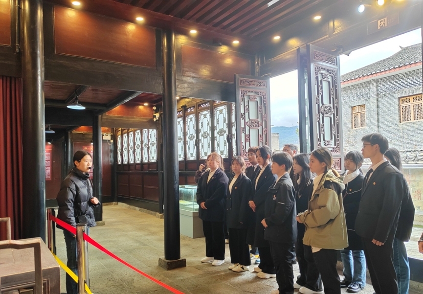 建筑工程学院与药学院联合开展 “传承红色基因 弘扬革命精神”主题团日活动(图2) 建筑工程学院与药学院联合开展 “传承红色基因 弘扬革命精神”主题团日活动(图2)