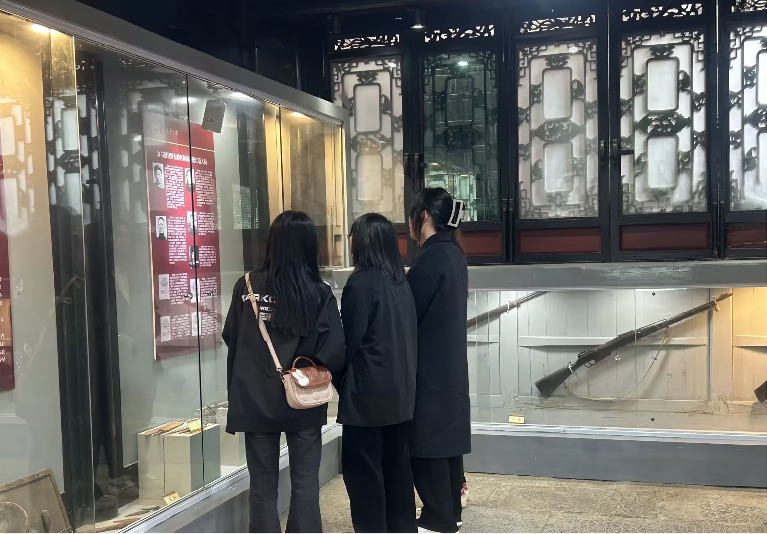 建筑工程学院与药学院联合开展 “传承红色基因 弘扬革命精神”主题团日活动(图3) 建筑工程学院与药学院联合开展 “传承红色基因 弘扬革命精神”主题团日活动(图3)