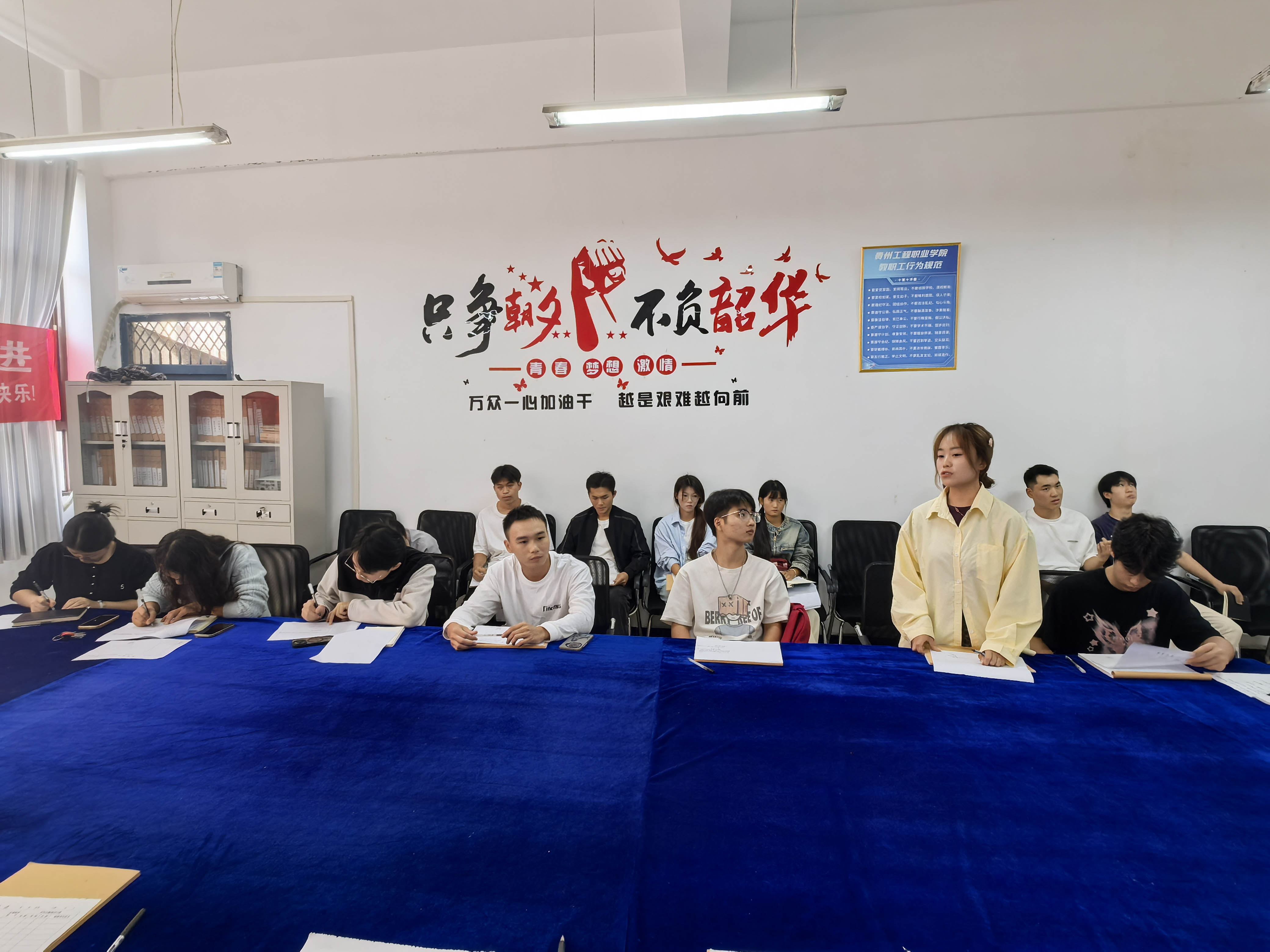 装备制造与信息技术学院召开教学日志填写培训会及学情调查(图6) 装备制造与信息技术学院召开教学日志填写培训会及学情调查(图6)