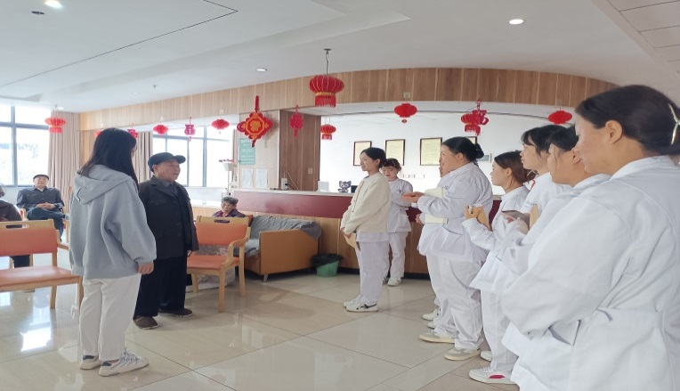 实践增新知 实习促成长——护理学院学院组织开展2023级智慧健康养老服务与管理专业学生认识实习(图5) 实践增新知 实习促成长——护理学院学院组织开展2023级智慧健康养老服务与管理专业学生认识实习(图5)
