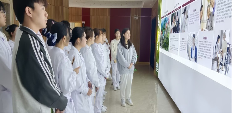 实践增新知 实习促成长——护理学院学院组织开展2023级智慧健康养老服务与管理专业学生认识实习(图2) 实践增新知 实习促成长——护理学院学院组织开展2023级智慧健康养老服务与管理专业学生认识实习(图2)