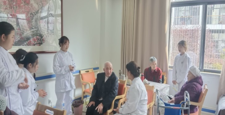 实践增新知 实习促成长——护理学院学院组织开展2023级智慧健康养老服务与管理专业学生认识实习(图4) 实践增新知 实习促成长——护理学院学院组织开展2023级智慧健康养老服务与管理专业学生认识实习(图4)