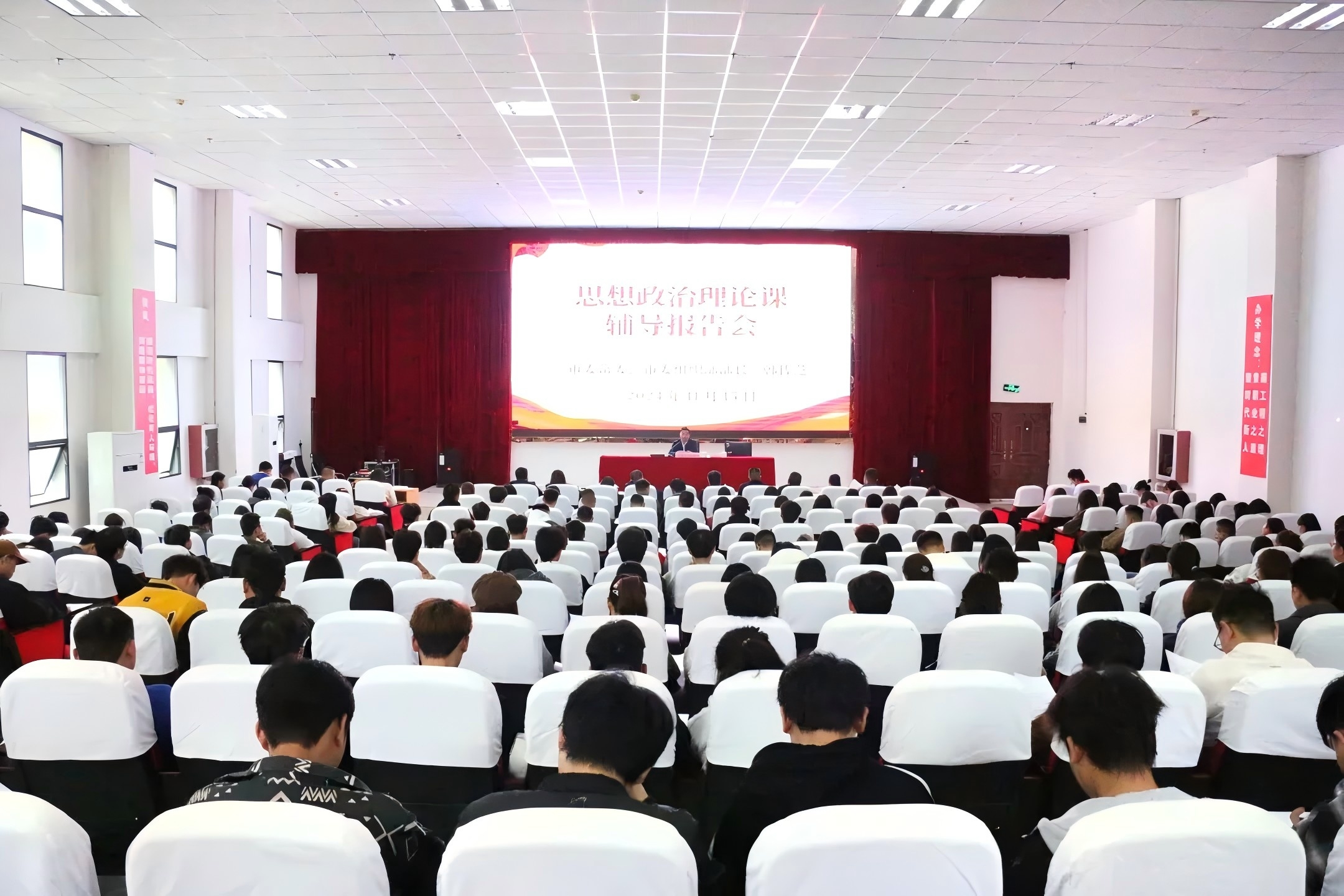 韩佐芝到mk体育(中国)官方网站为师生讲授思想政治理论课(图1) 韩佐芝到mk体育(中国)官方网站为师生讲授思想政治理论课(图1)