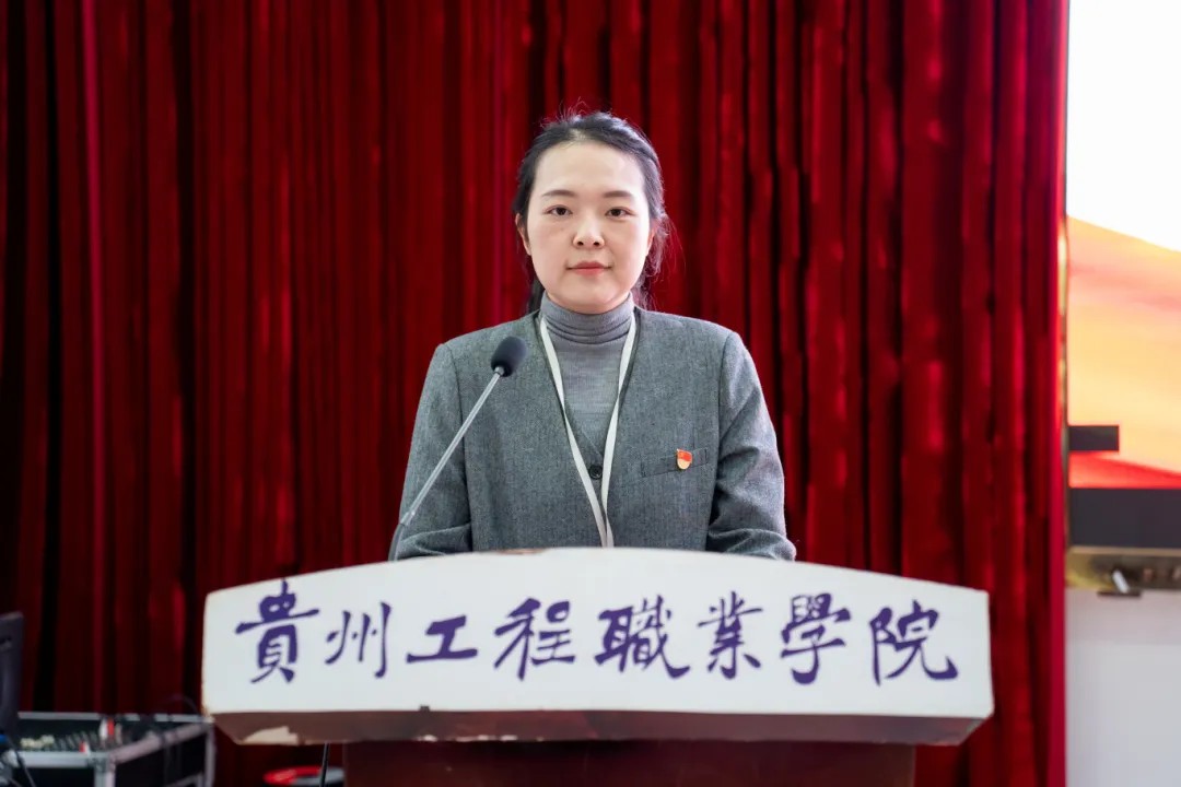 中共mk体育(中国)官方网站委员会第七期入党积极分子和发展对象集中培训开班仪式(图2) 中共mk体育(中国)官方网站委员会第七期入党积极分子和发展对象集中培训开班仪式(图2)